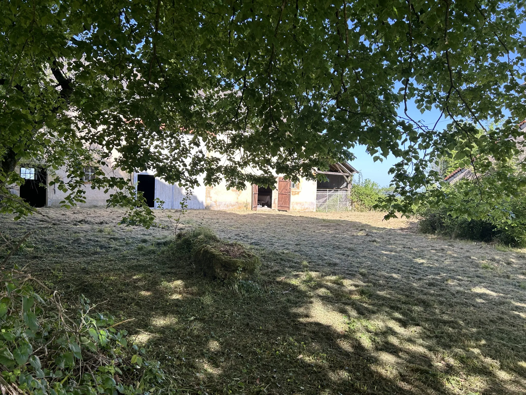 À vendre maison à rénover avec grange et grand terrain à Lurcy le Bourg 