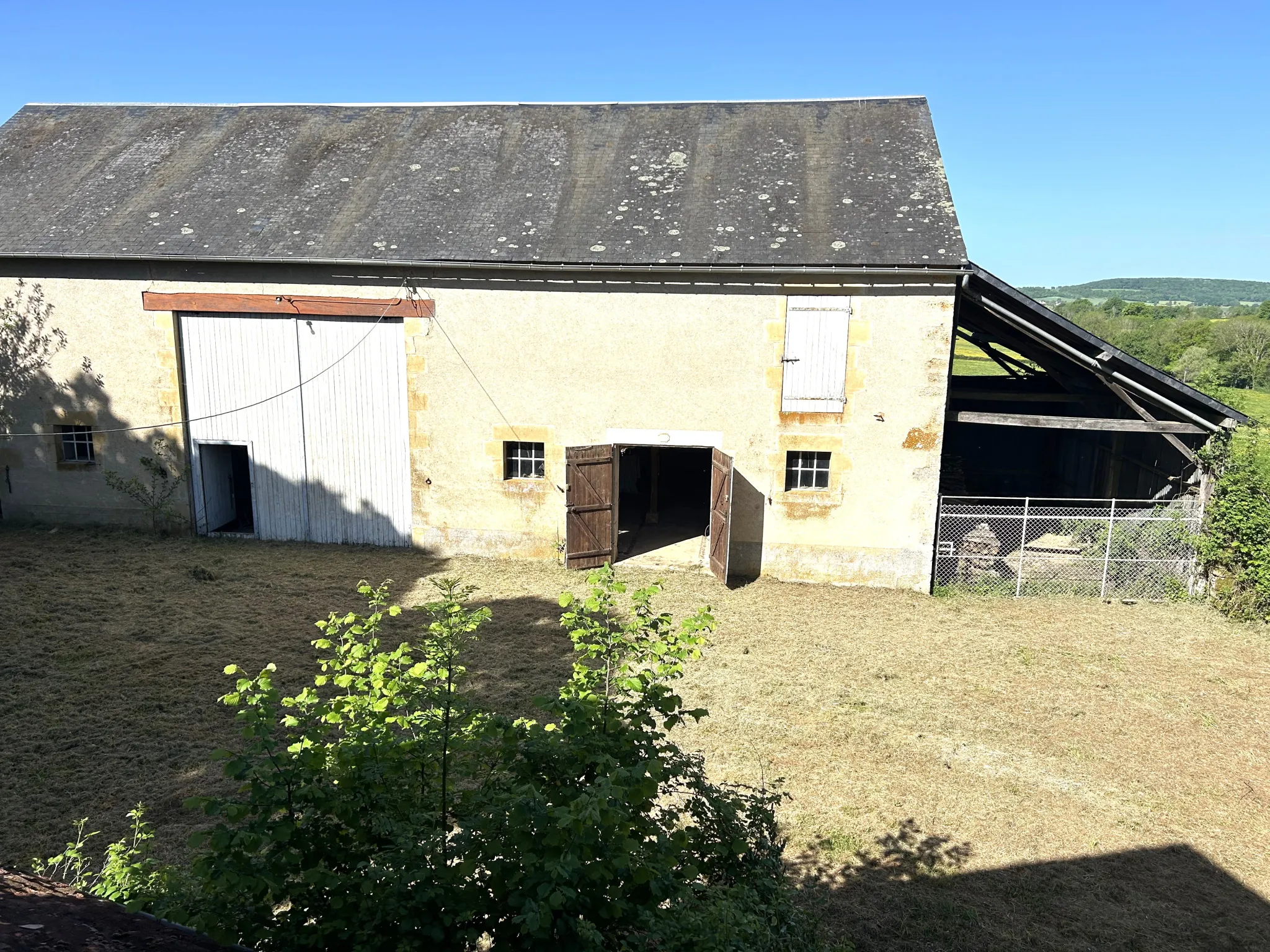 À vendre maison à rénover avec grange et grand terrain à Lurcy le Bourg 
