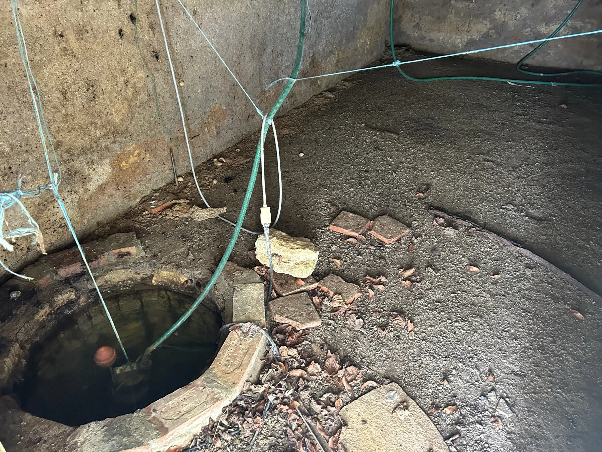 À vendre maison à rénover avec grange et grand terrain à Lurcy le Bourg 