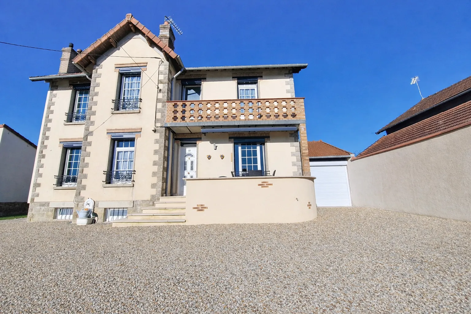 Maison bourgeoise rénovée à Pontarion – Charme et confort en Creuse