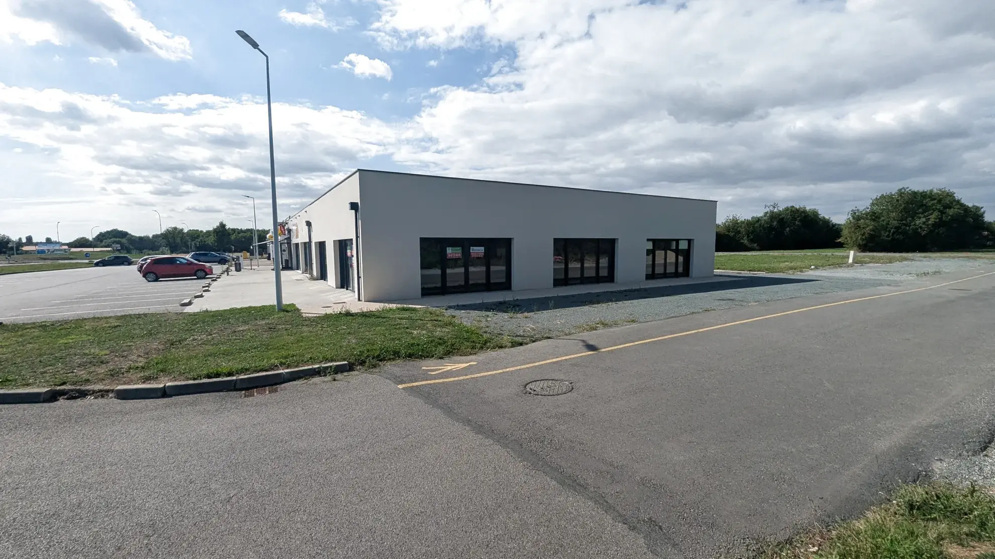 Local commercial à vendre à Magne de 235 m² face au Super U, divisible ou en totalité 