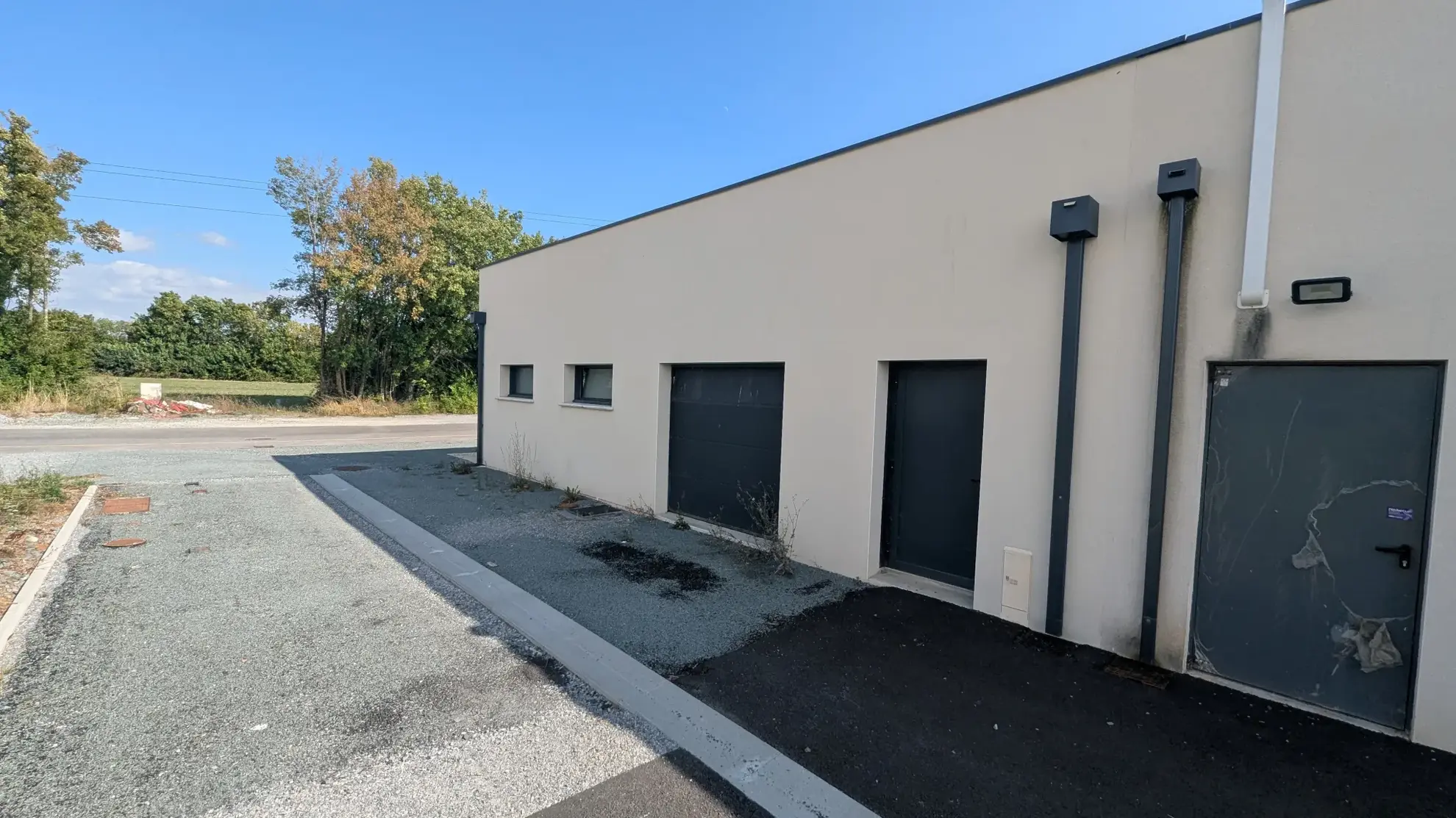 Local commercial à vendre à Magne de 235 m² face au Super U, divisible ou en totalité 
