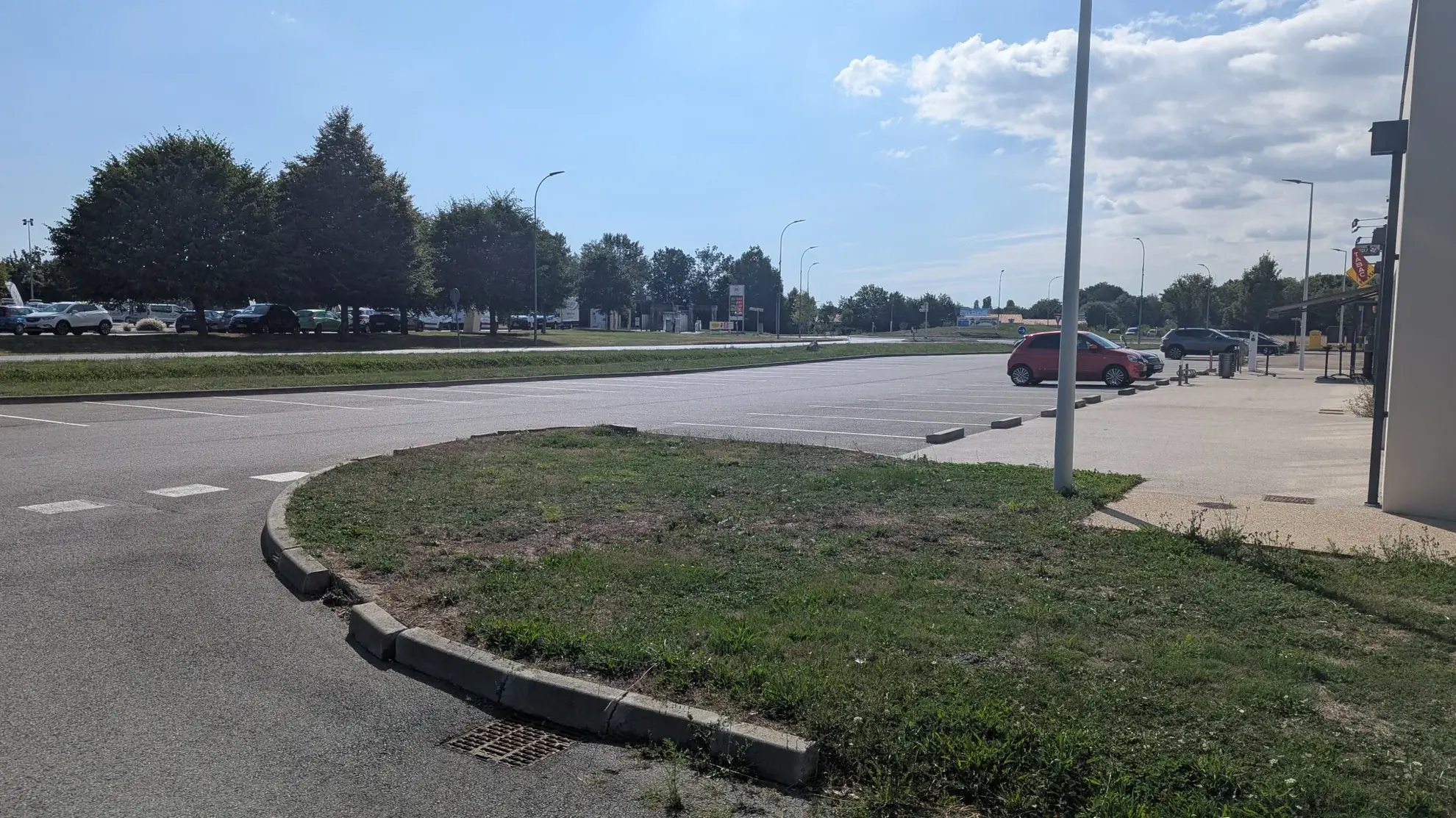 Local commercial à vendre à Magne de 235 m² face au Super U, divisible ou en totalité 