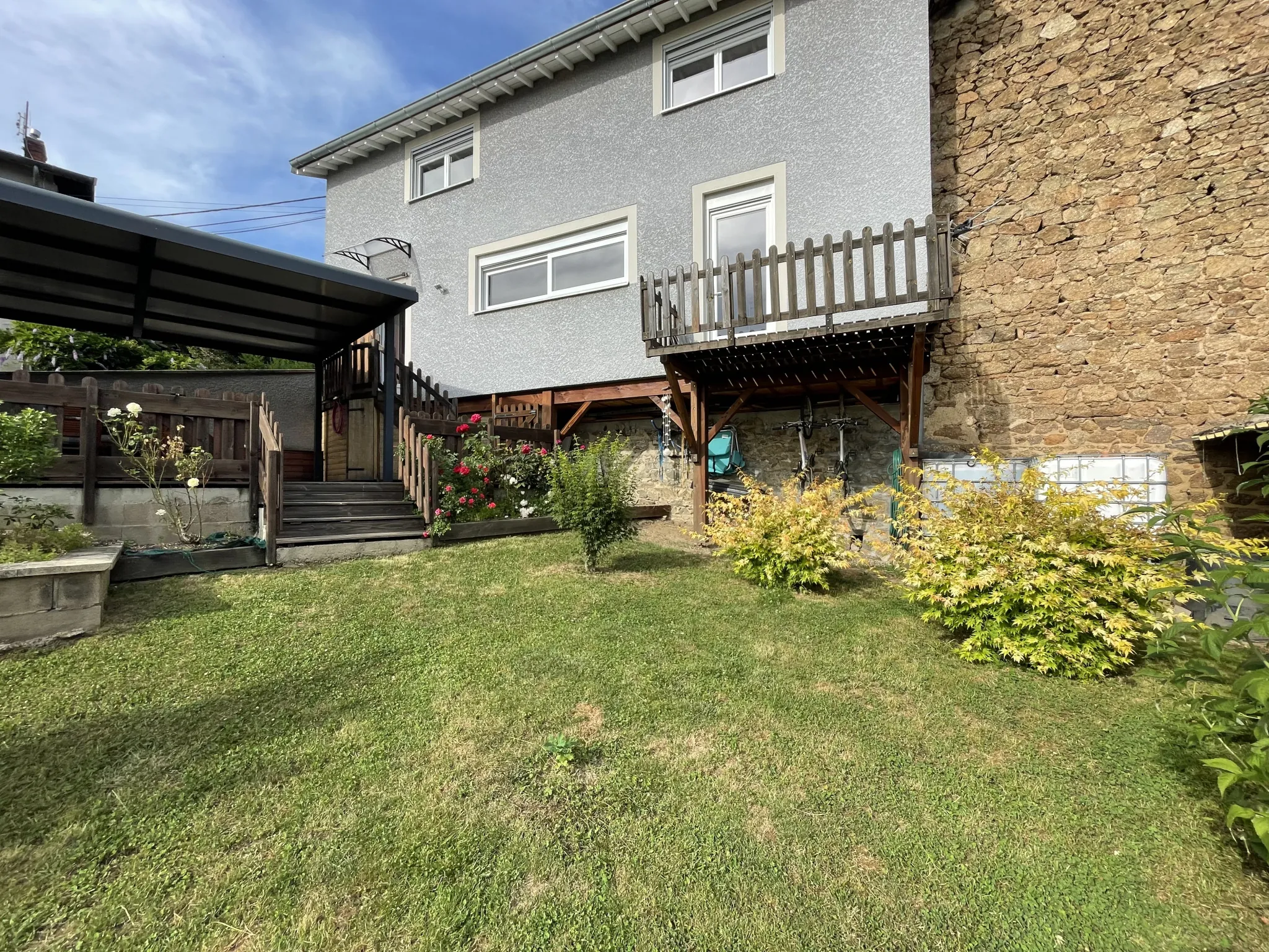 Maison à vendre à Amplepuis - 128 m² avec jardin et panneaux solaires 