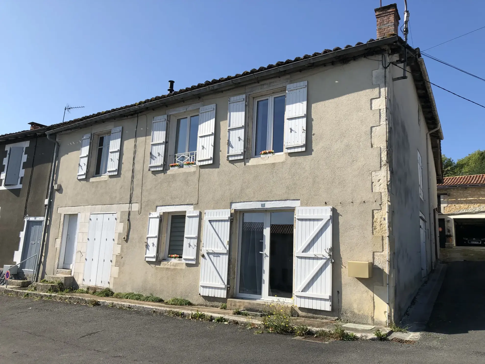Maison de village à vendre à Champagne-Mouton - résidence avec potentiel 