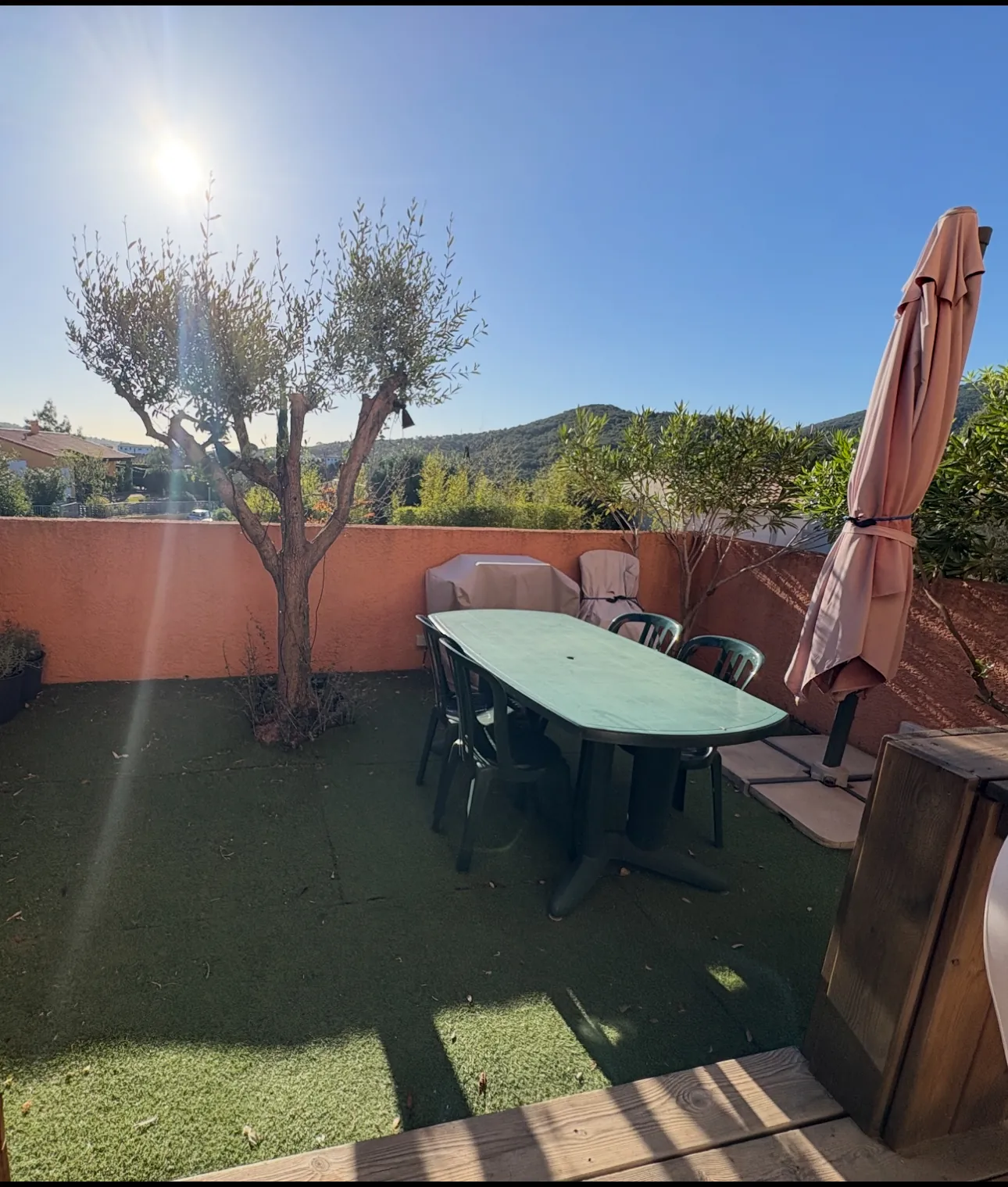 Studio rénové avec terrasse, jardin et vue sur les collines à Saint-Maxime
