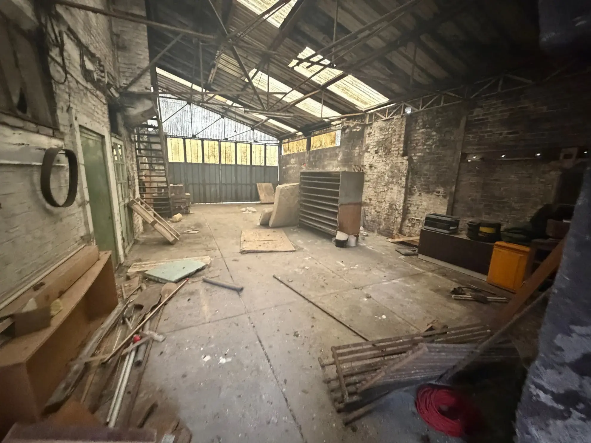 Ensemble immobilier à Wallers avec deux maisons et hangar – Opportunité d'investissement 