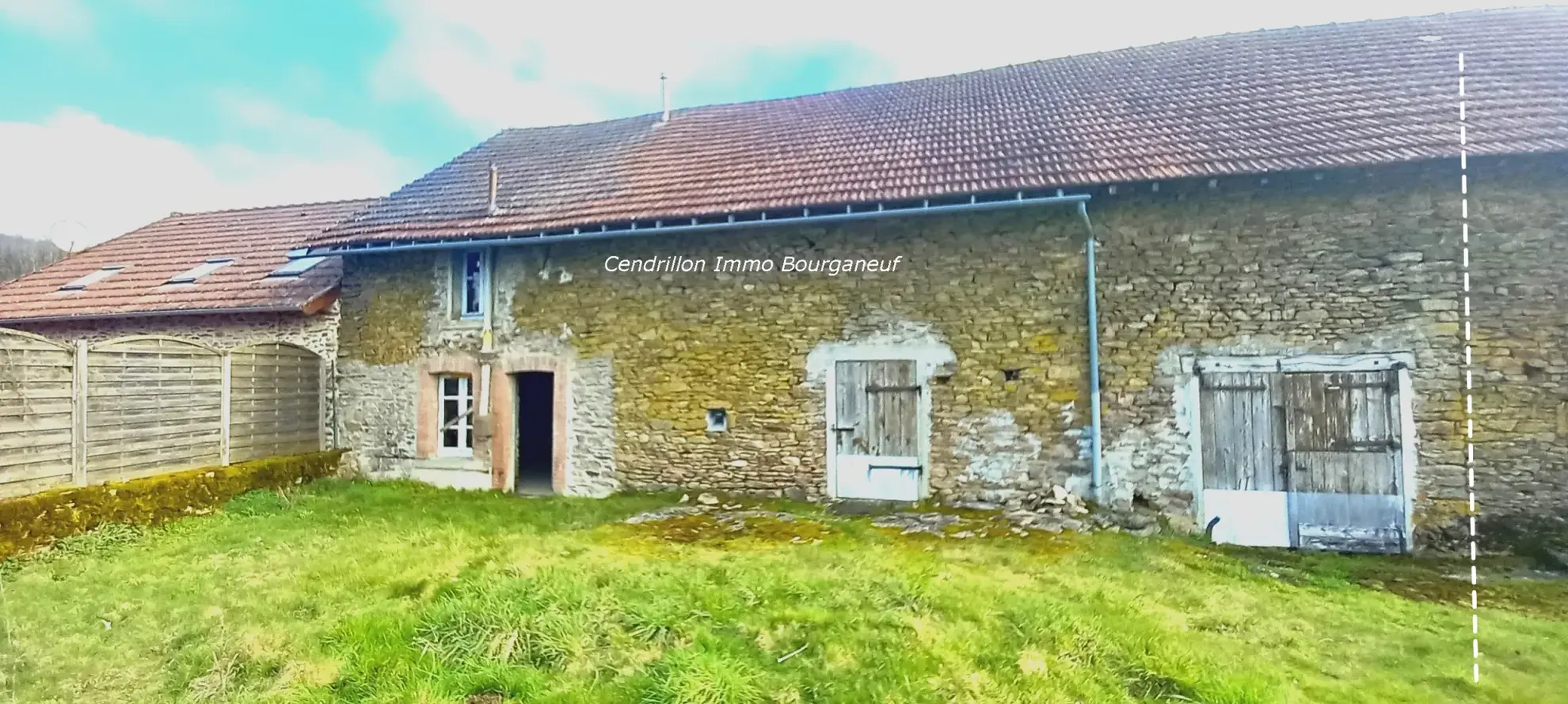 Maison de village à rénover avec grange et grand potentiel, proche commodités