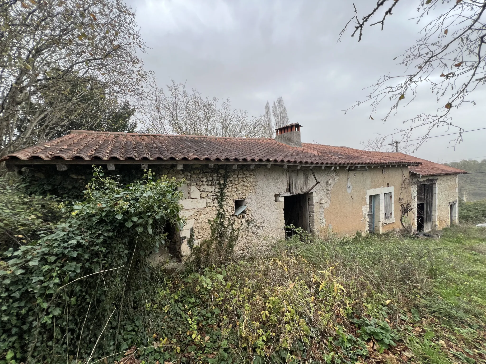 Bâtisse en pierre à rénover avec terrain constructible près de Périgueux