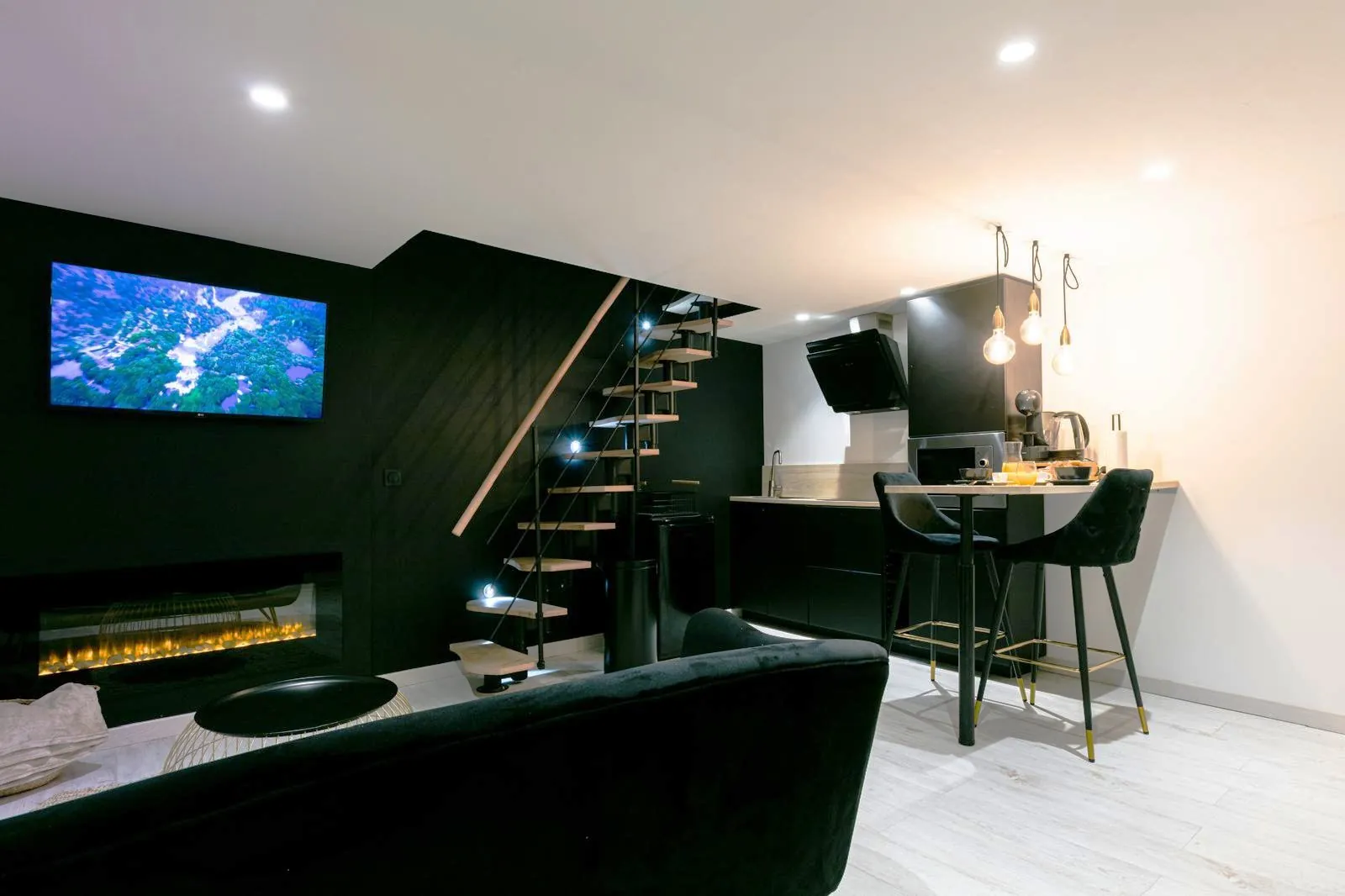 Love Room avec Jacuzzi et Sauna à Gerzat - Investissement ou Résidence Atypique 