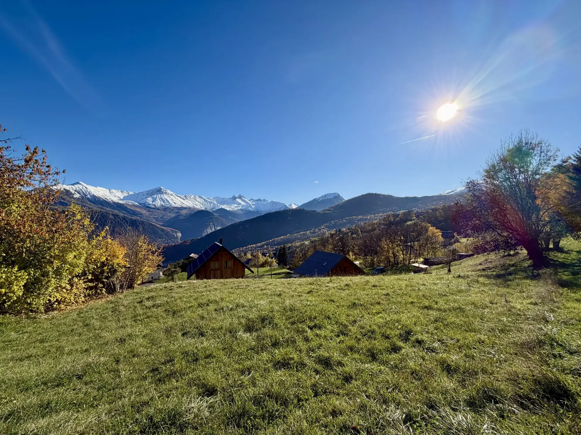 Terrain constructible de 1660 m² à Jarrier avec vue panoramique sur les Aiguilles d’Arves