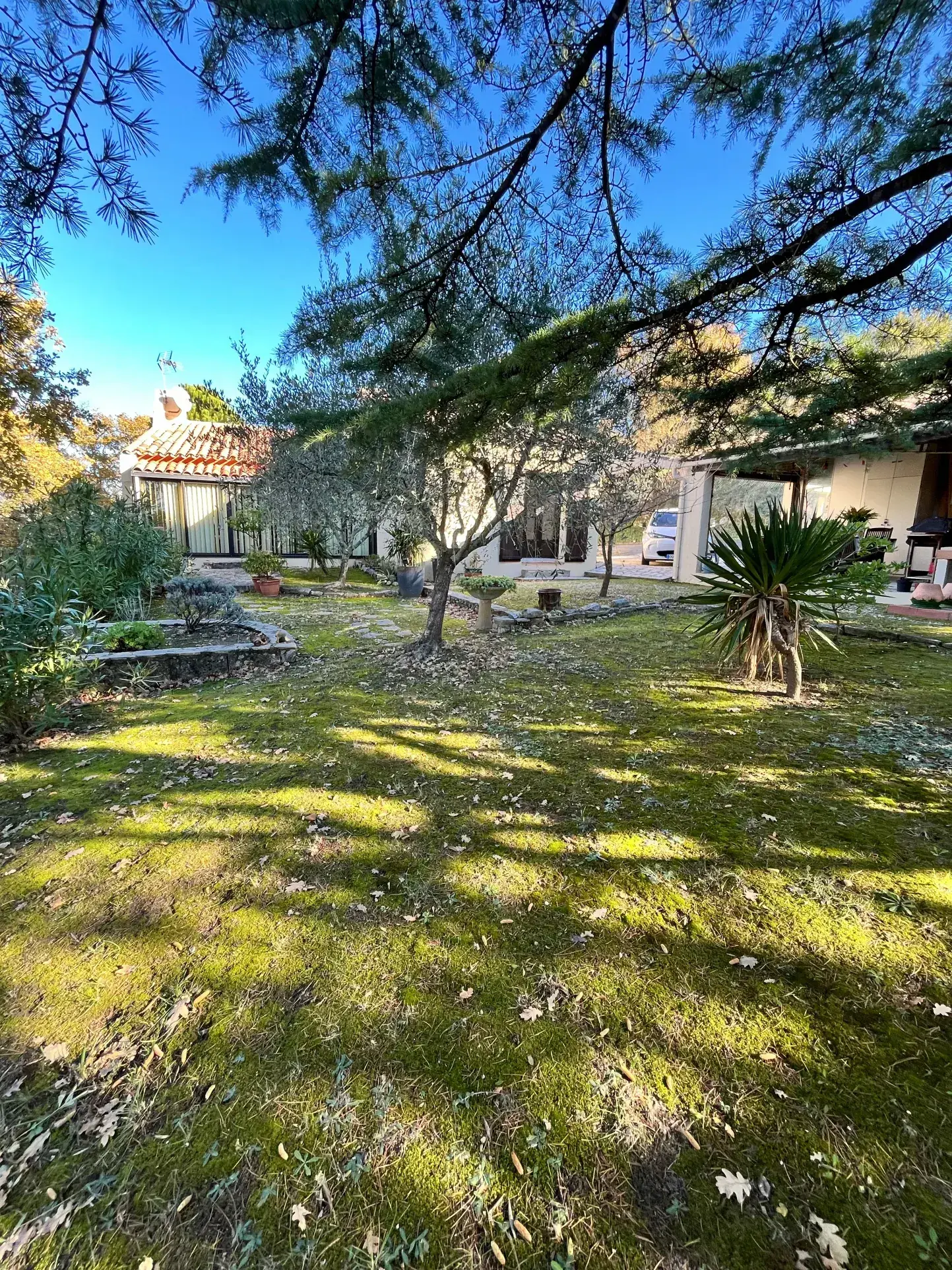 Belle maison traditionnelle de plain-pied à vendre à Lezan, jardin arboré de 1327 m²