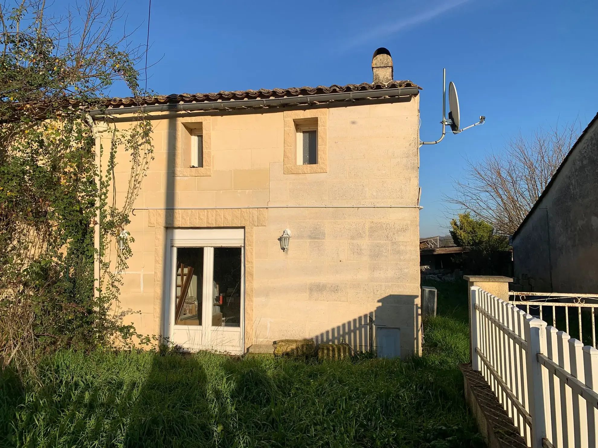 Maison en pierre de 74 m2 à rénover avec jardin et dépendance à Saint Pey de Castets