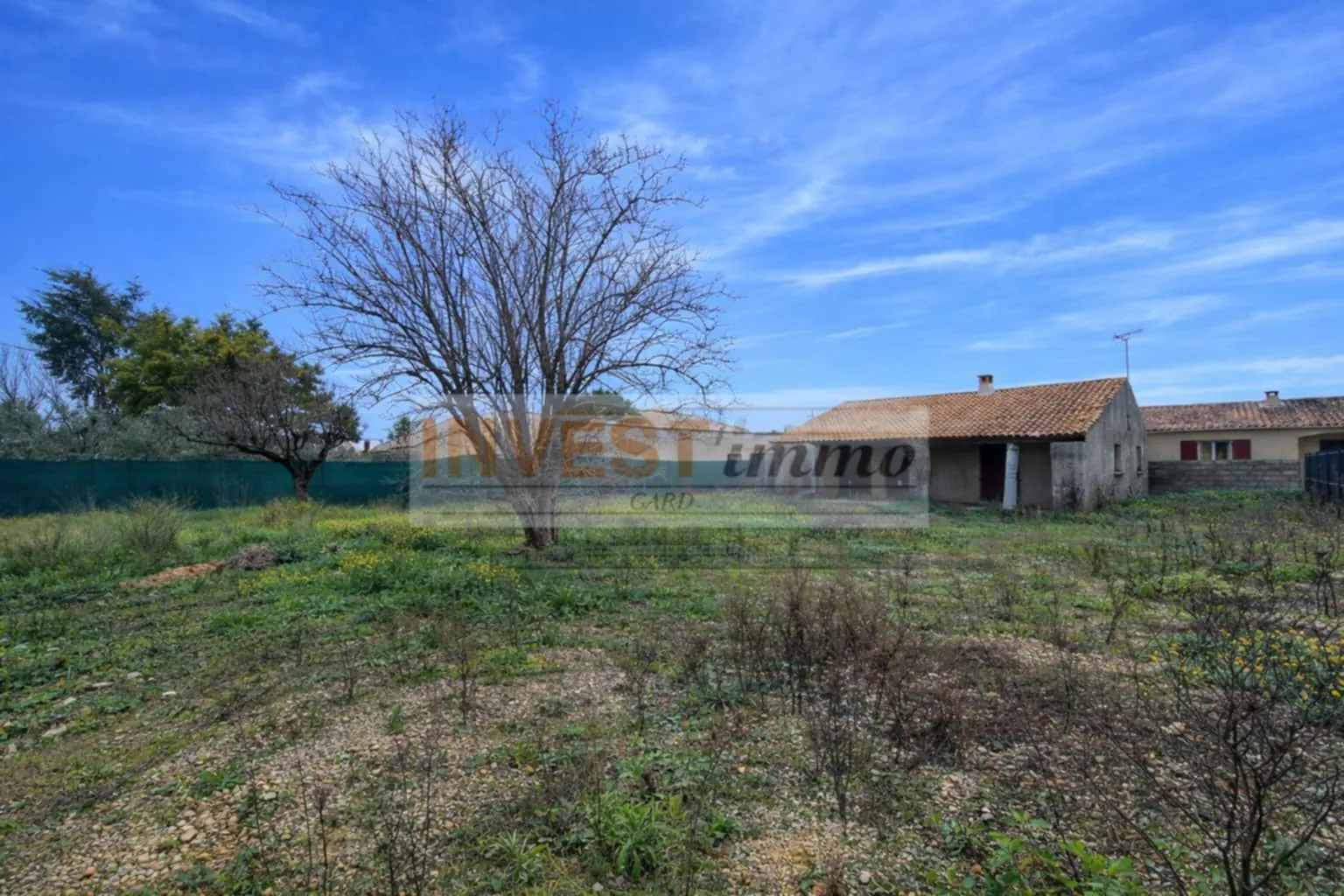 Terrain à Manduel de 773 m² avec potentiel de division et maison à rénover