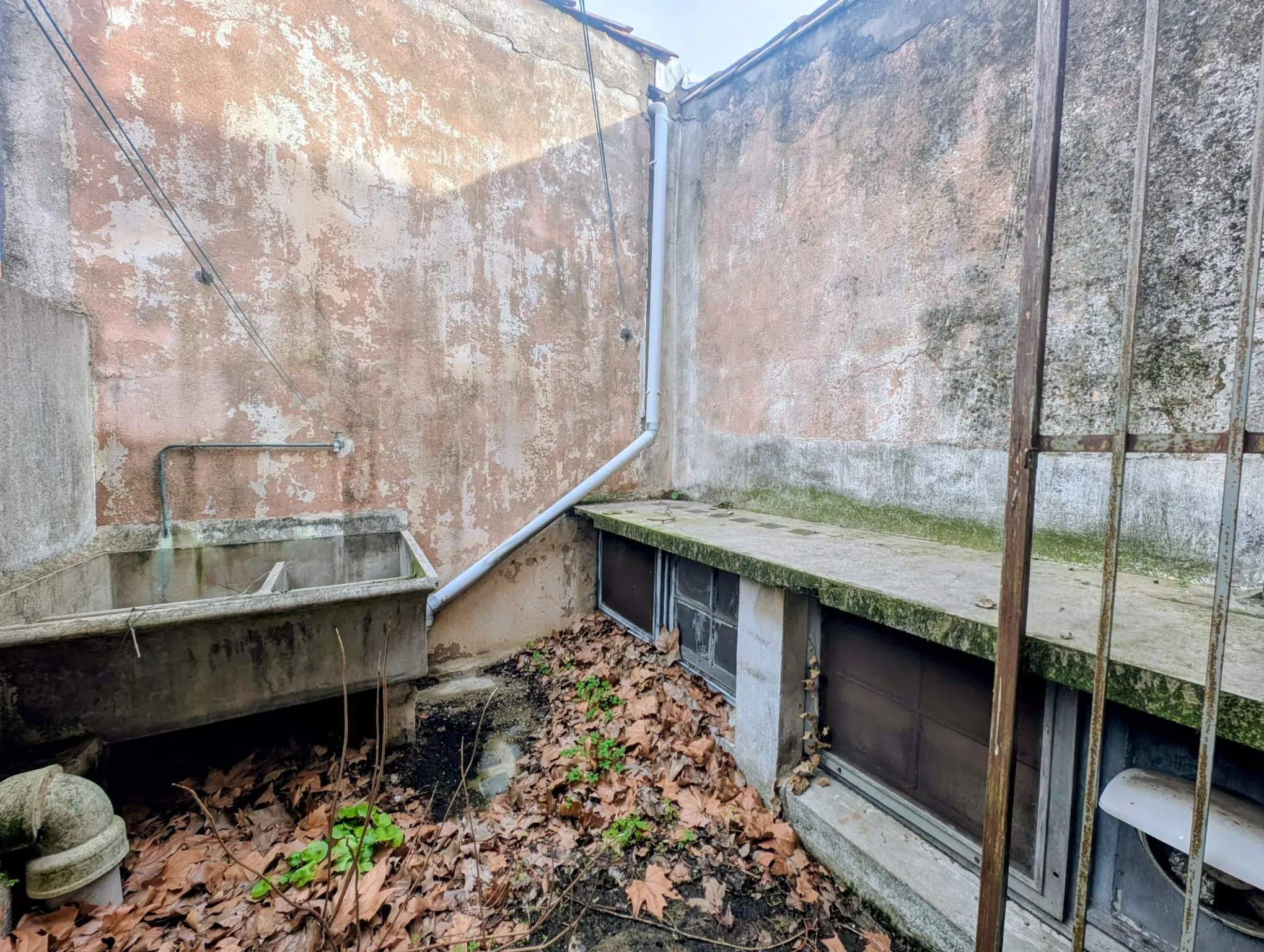 Villa à rénover avec local commercial et appartement à Lézignan Corbières