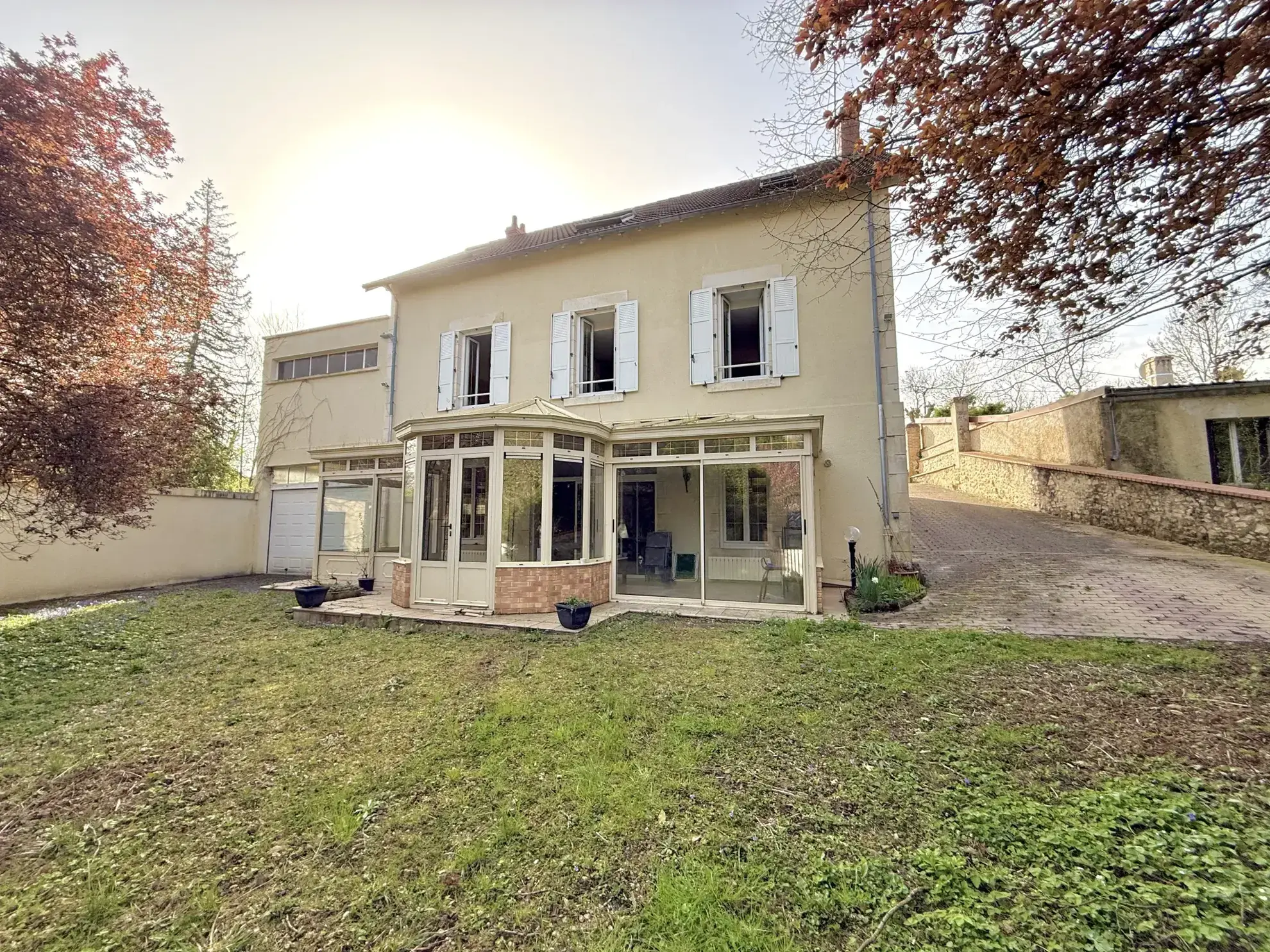Grande maison familiale avec dépendances à Mereau - 295 m² 