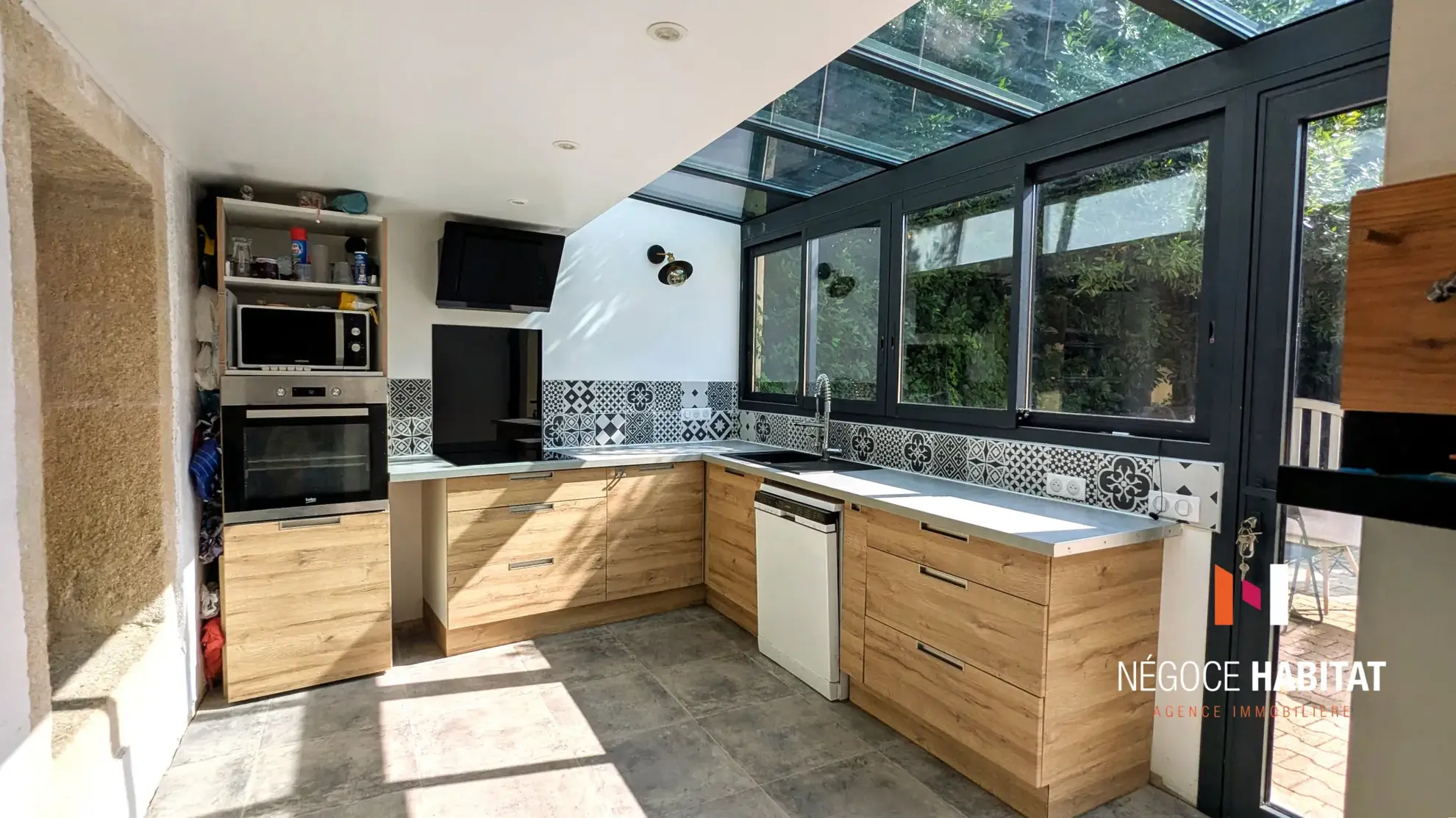 Maison de charme avec cour, terrasse et grand garage à Aspères 