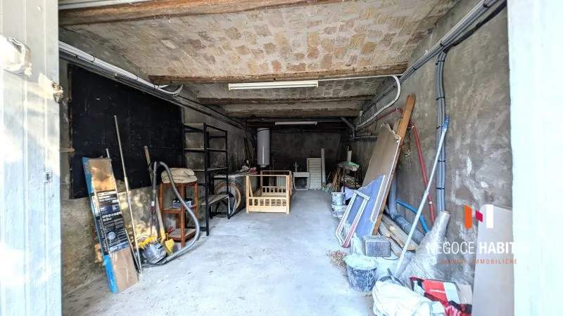 Maison de charme avec cour, terrasse et grand garage à Aspères 