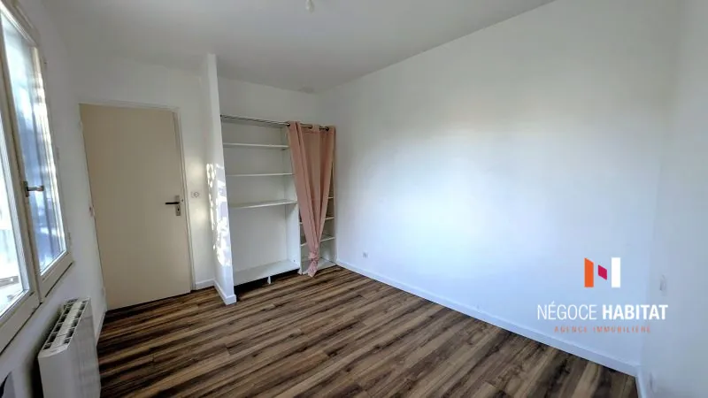 Maison de charme avec cour, terrasse et grand garage à Aspères 