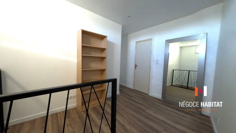 Maison de charme avec cour, terrasse et grand garage à Aspères 