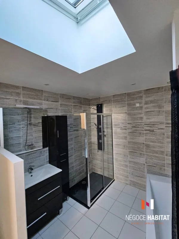 Maison de charme avec cour, terrasse et grand garage à Aspères 