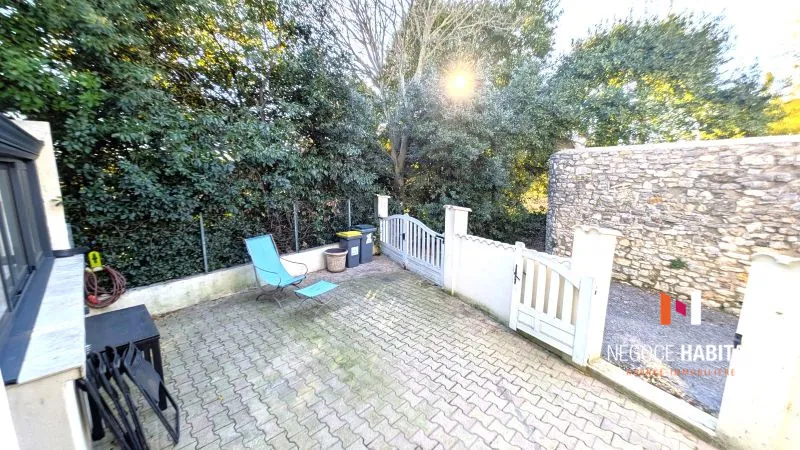 Maison de charme avec cour, terrasse et grand garage à Aspères 