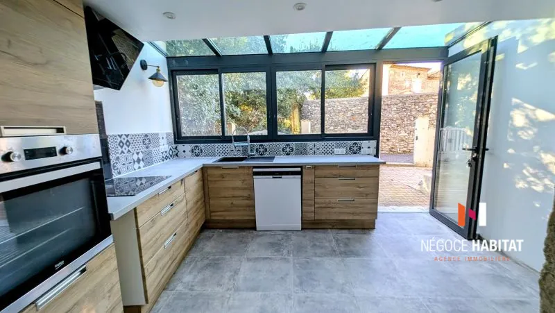 Maison de charme avec cour, terrasse et grand garage à Aspères 