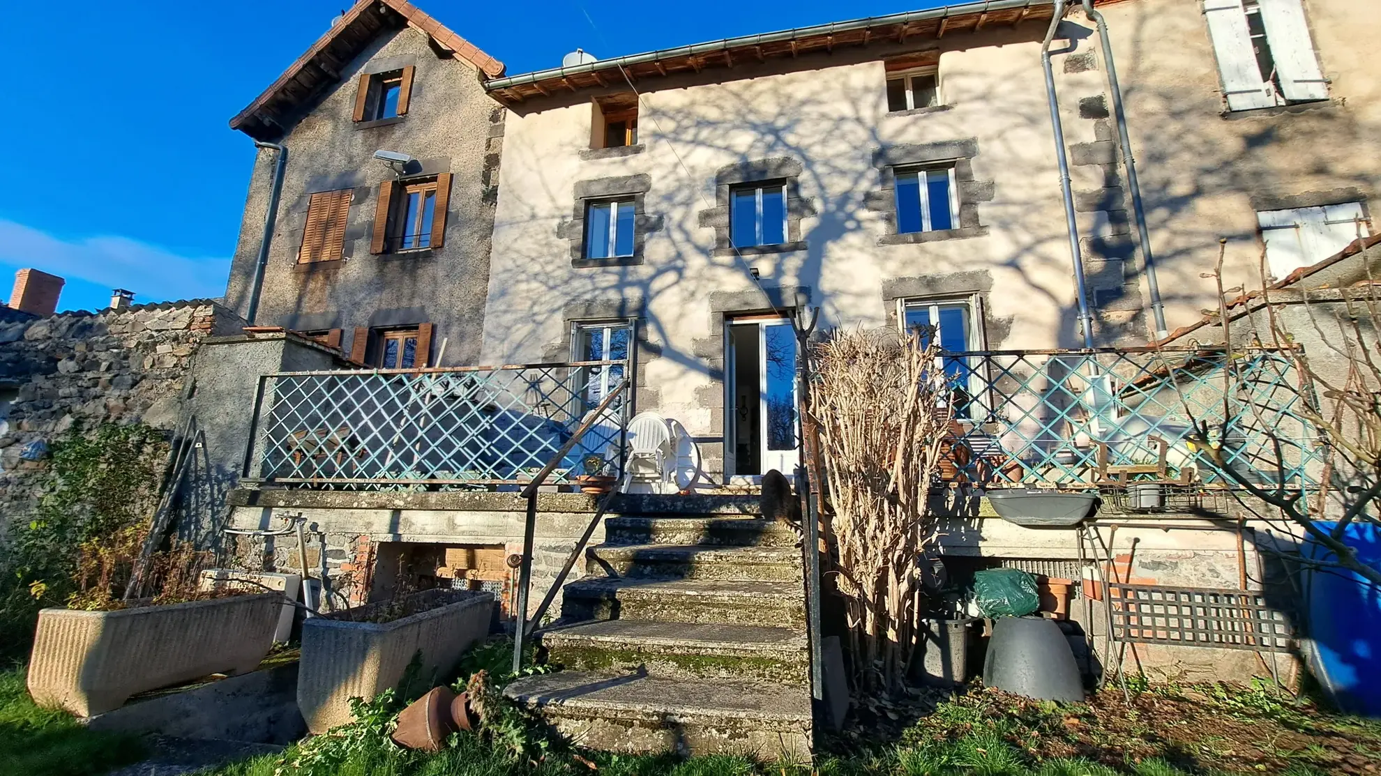 Belle maison familiale de 217 m² à Manzat avec terrasse et jardin - Vue sur Combrailles