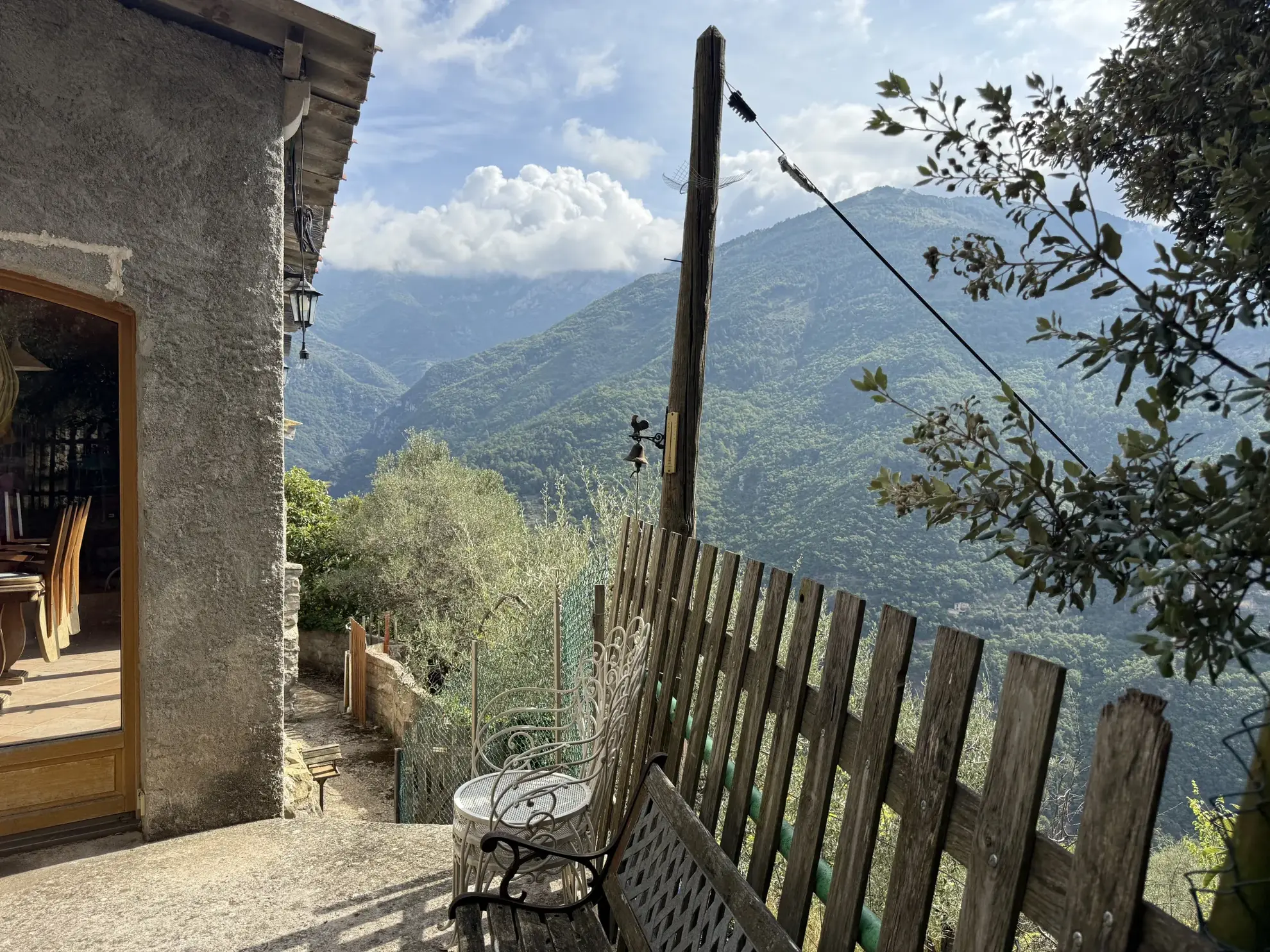 Maison avec terrasse, terrain vaste et vue panoramique à Banco 
