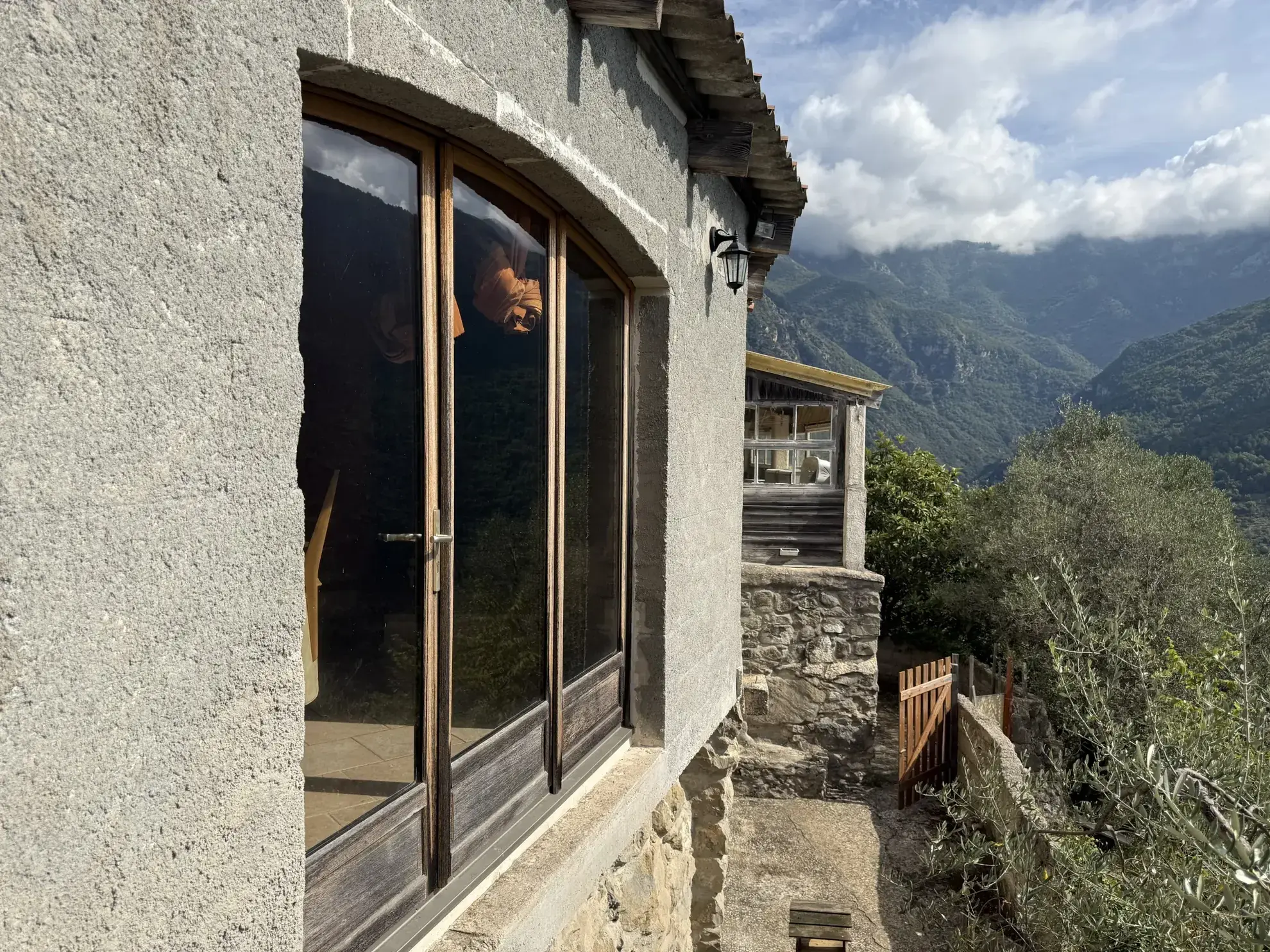 Maison avec terrasse, terrain vaste et vue panoramique à Banco 