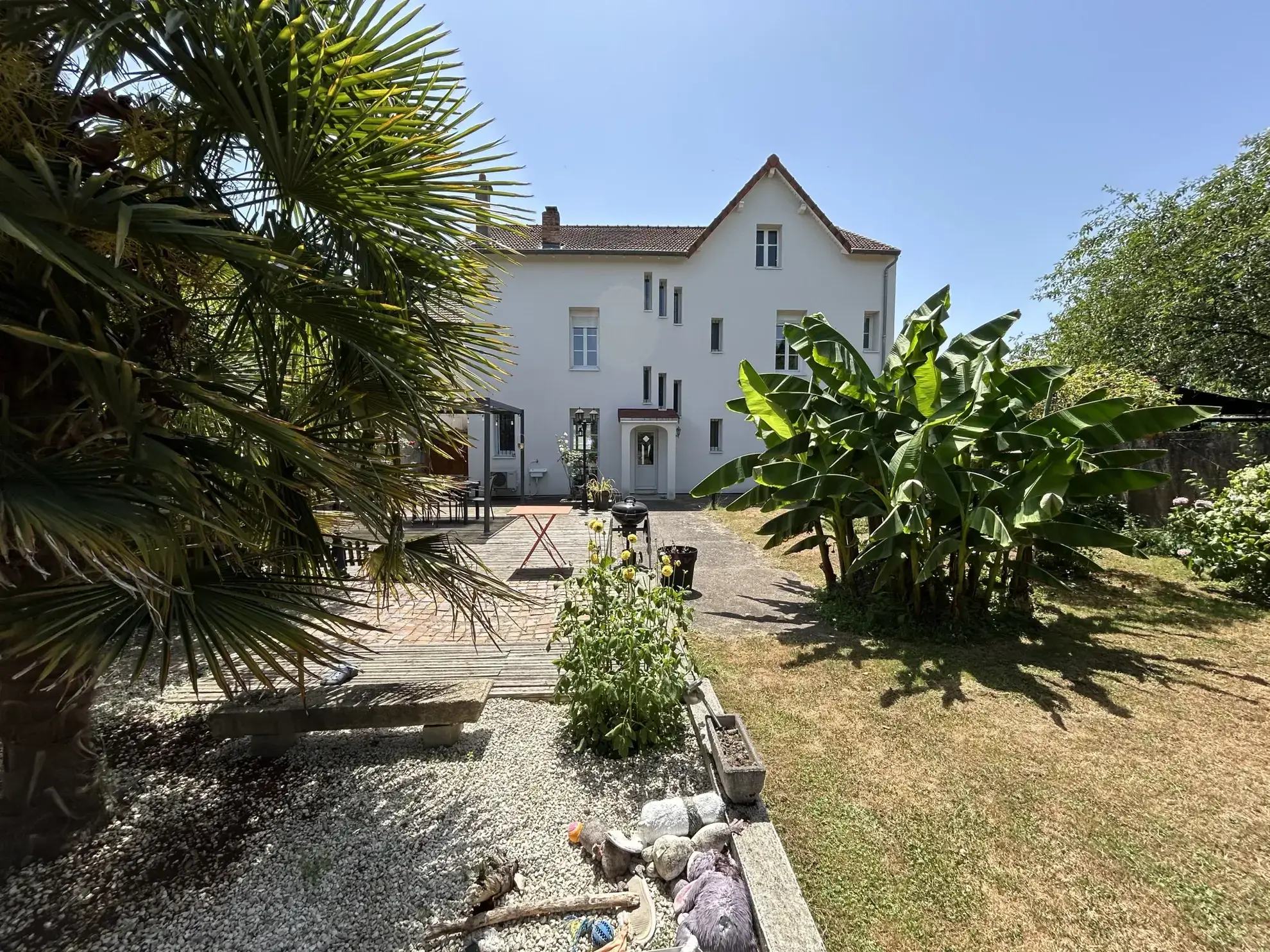 Belle maison de 195 m² avec terrain et rénovations énergétiques à Puy-Guillaume