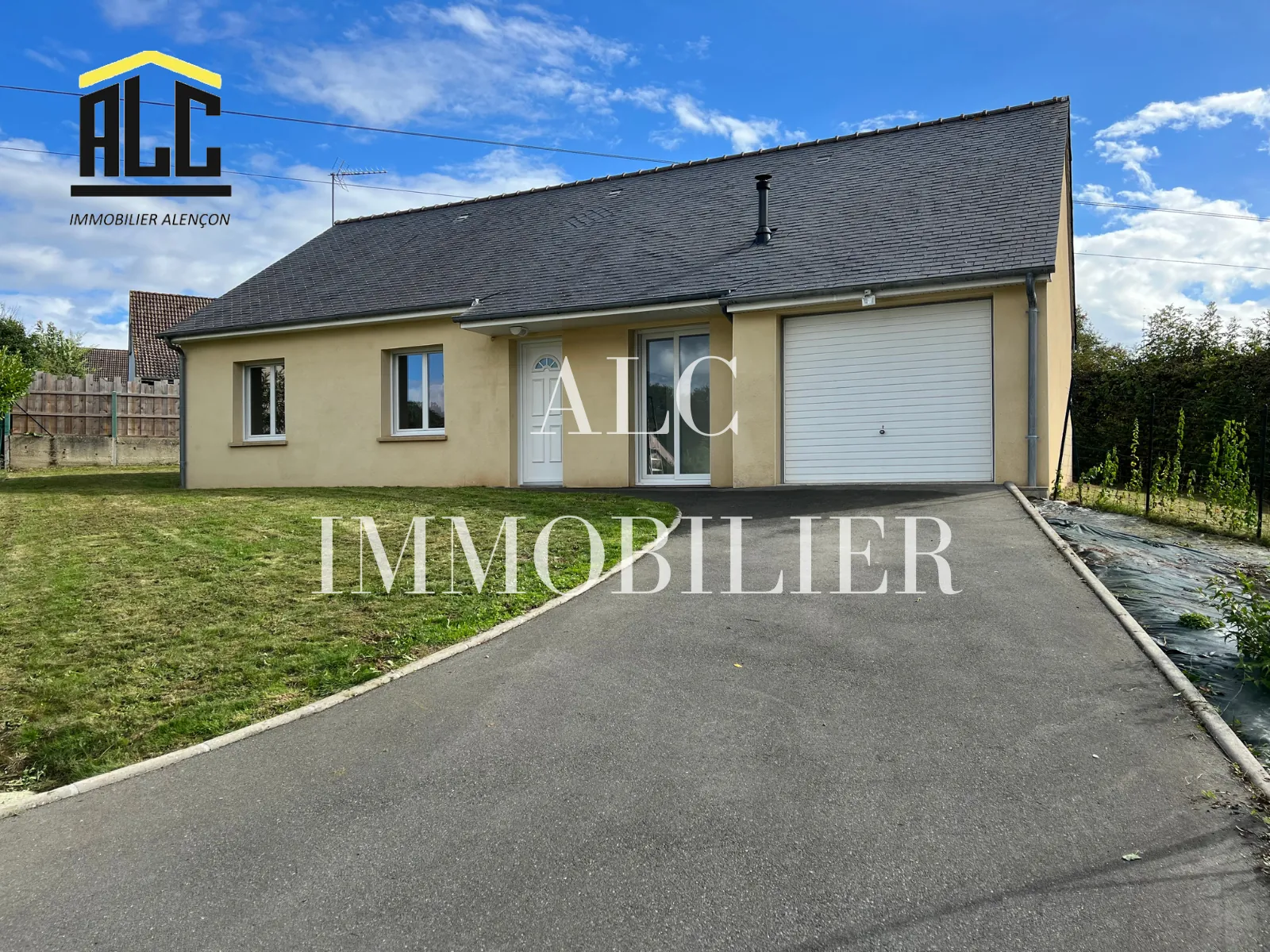Maison de plain-pied à vendre à Héloup de 85 m² avec garage et terrasse en Normandie