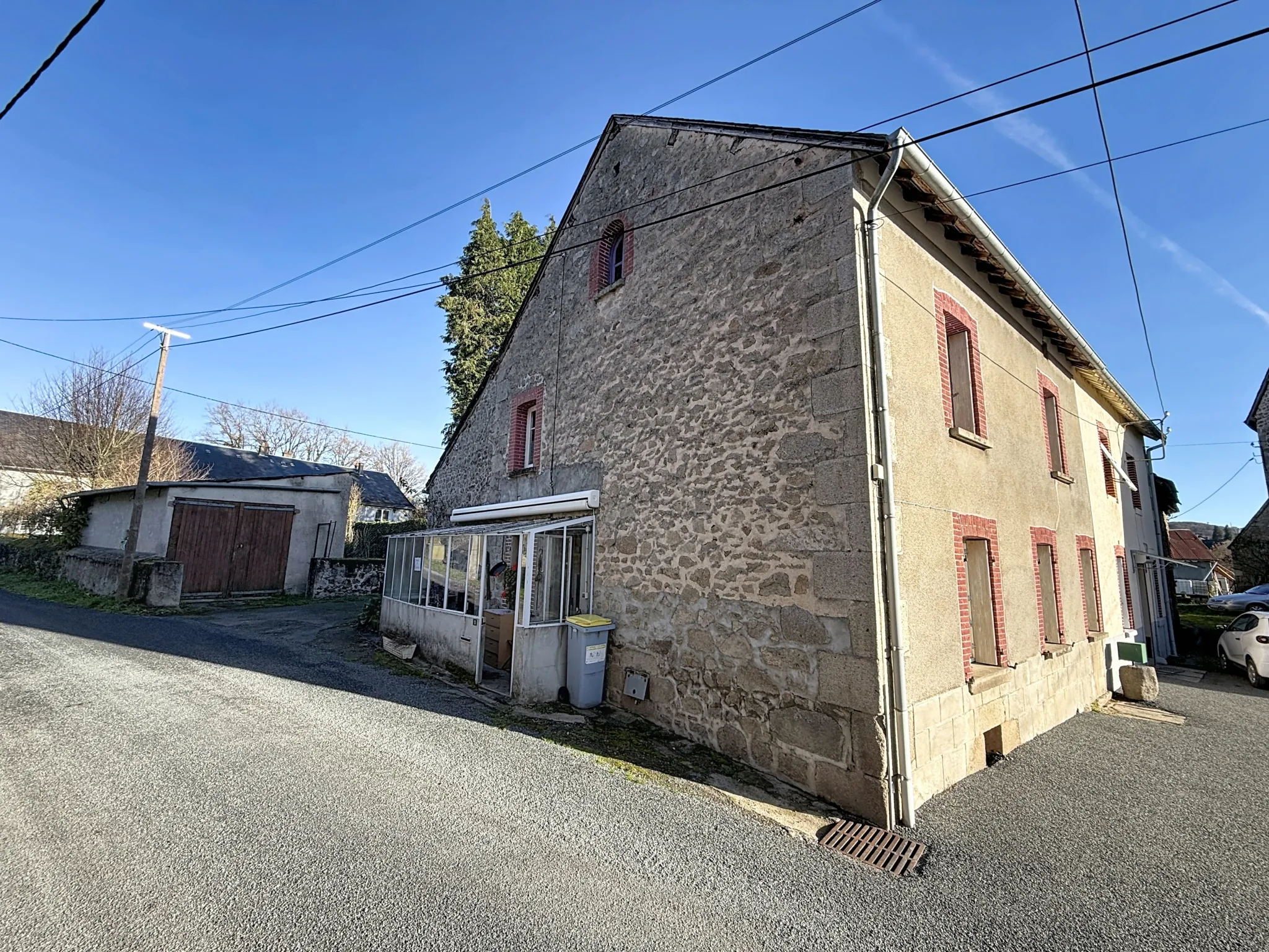 Maison à vendre à Saint-Vaury avec 3 chambres, garage et deux terrains dans un secteur paisible