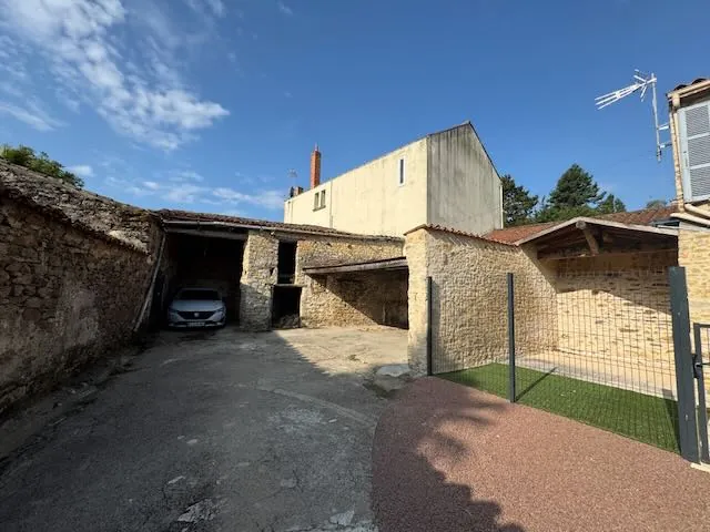 Ensemble immobilier avec maison principale et T2 rénovés à Mareuil sur Lay Dissais 