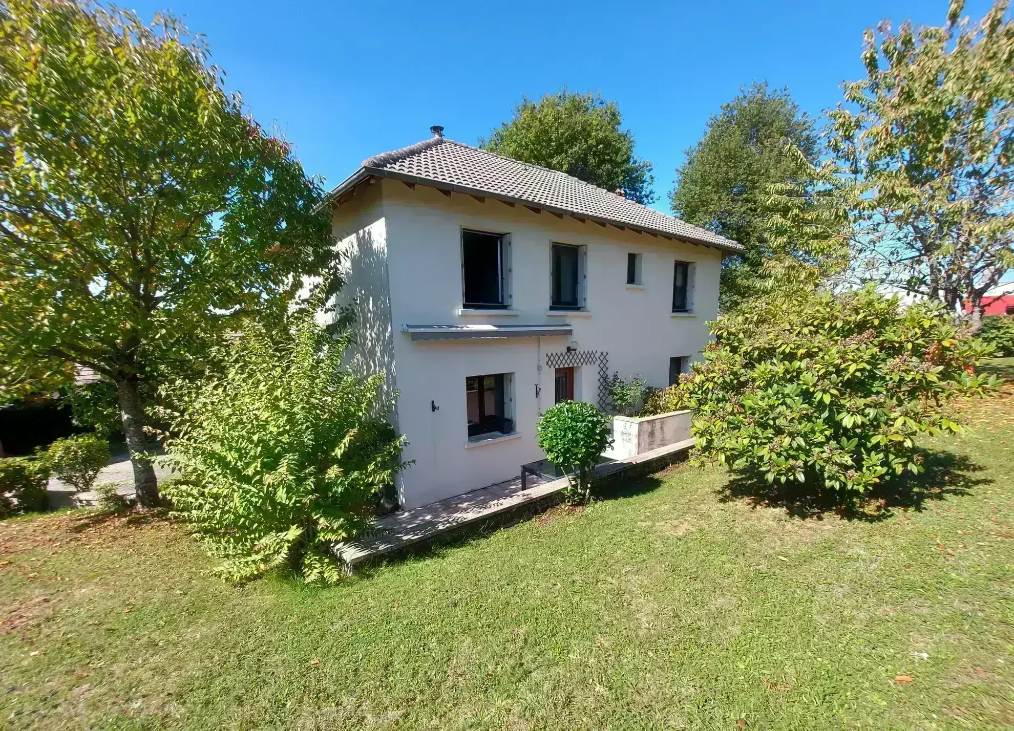 Belle maison individuelle avec 4 chambres à Saint-Mamet-la-Salvetat