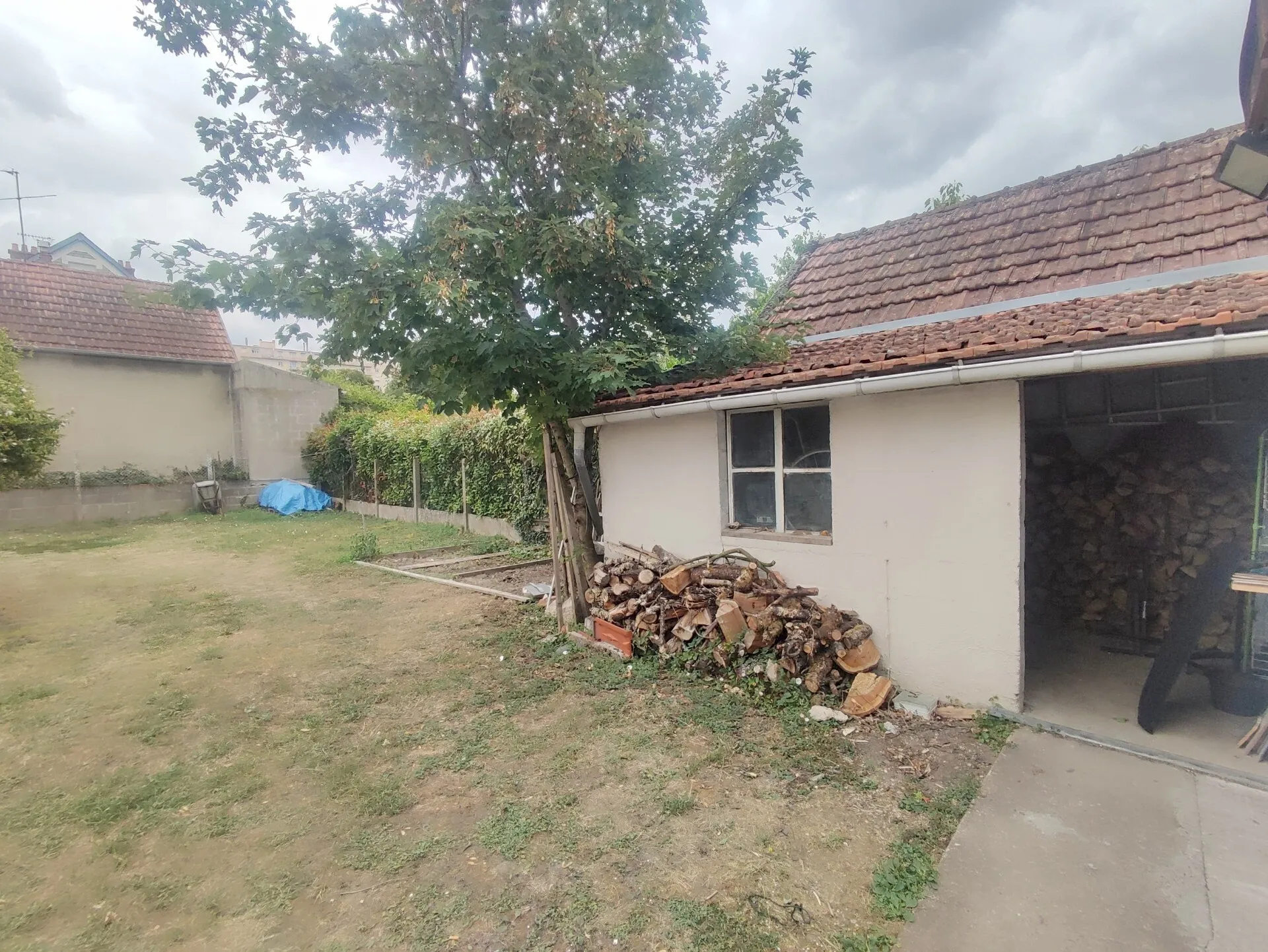 A vendre à Nevers maison indépendante de 112 m² avec jardin et 2 chambres 