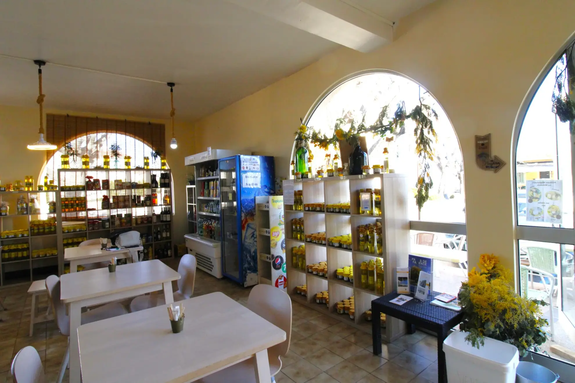 Fonds de commerce boulangerie et épicerie à Tanneron - Opportunité idéale 