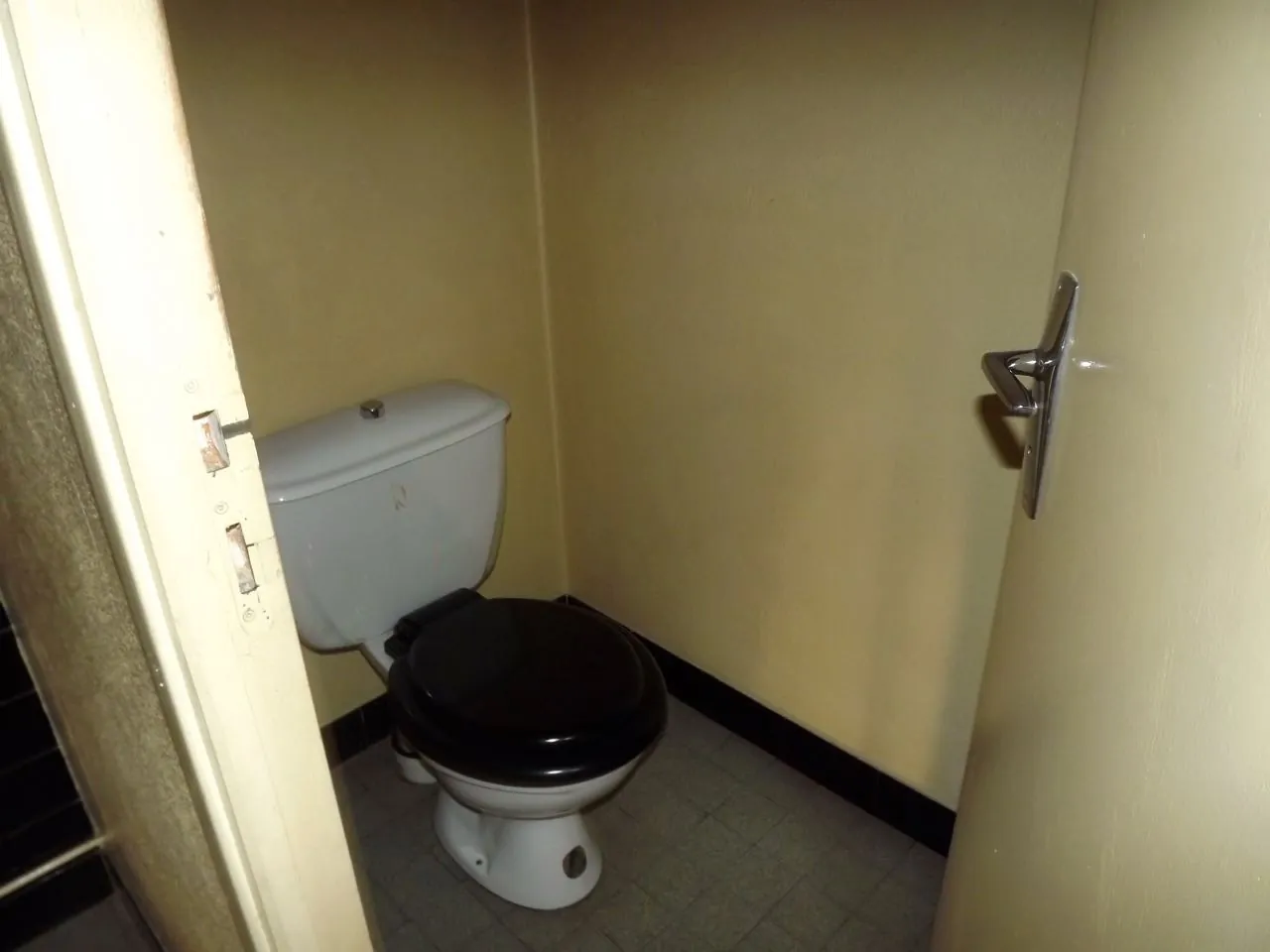 Local industriel et entrepôt de 820 m² à Avrilly – Idéal pour activité professionnelle 