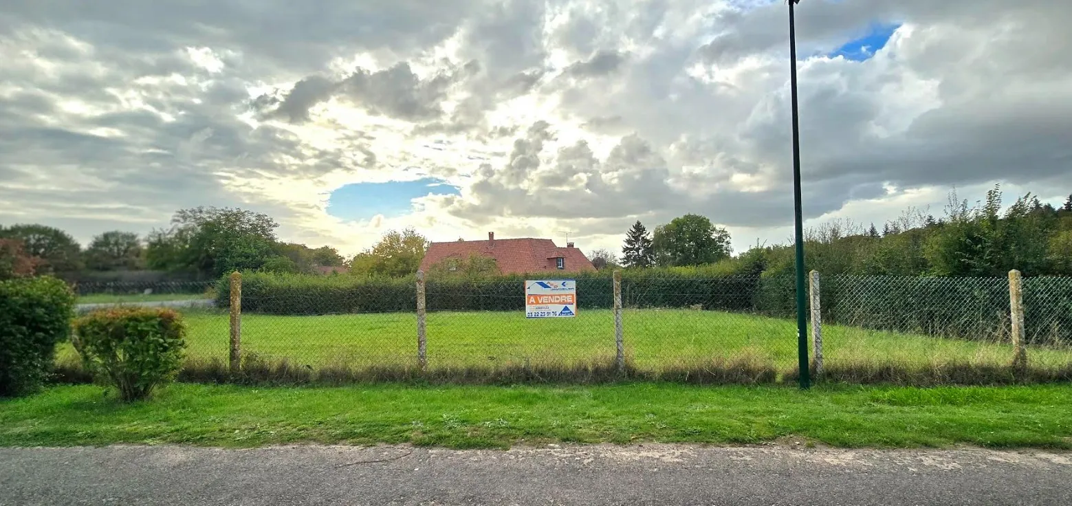 Terrain à bâtir de 902 m² proche Abbeville, façade 37 m, à viabiliser