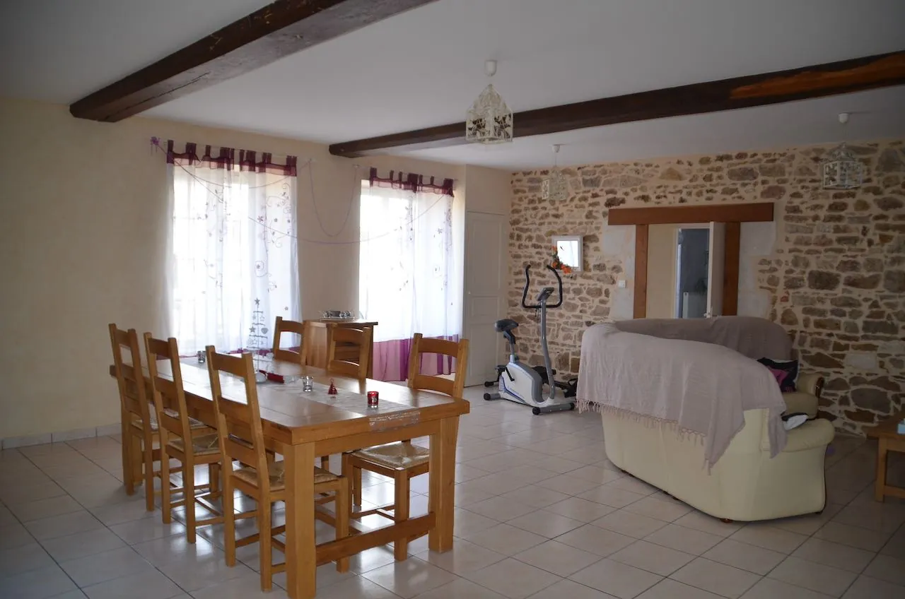 Magnifique corps de ferme rénové de 260 m² avec grand terrain en Vendée 