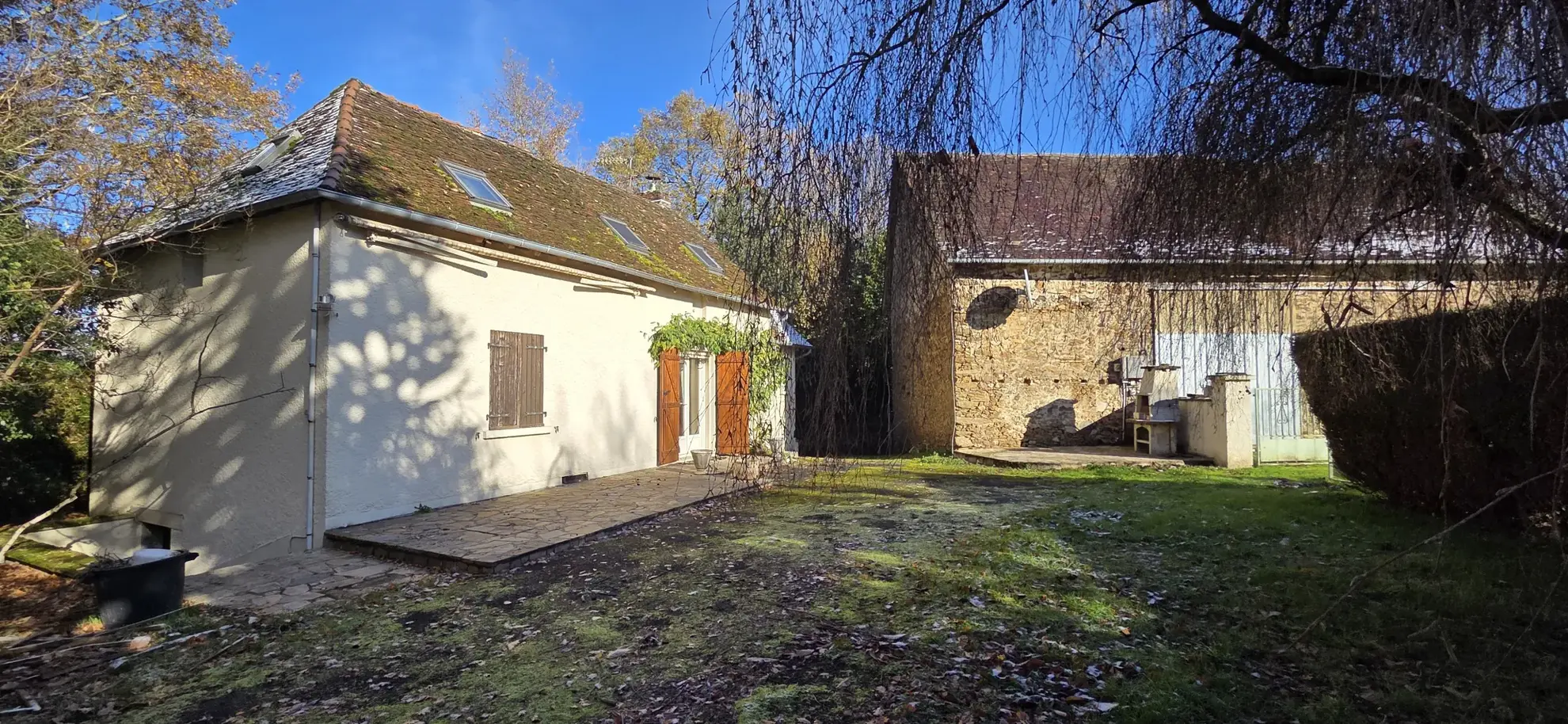 Belle maison en pierre avec garage et terrain arboré à Lubersac