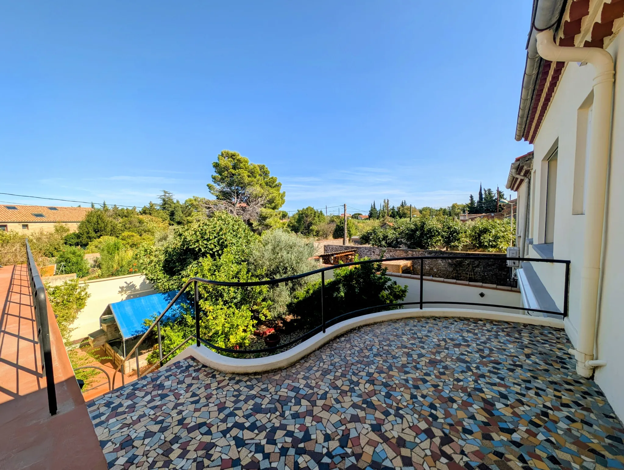 Maison de ville avec 3 appartements, garage, terrasse et jardin à LEZIGNAN CORBIERES