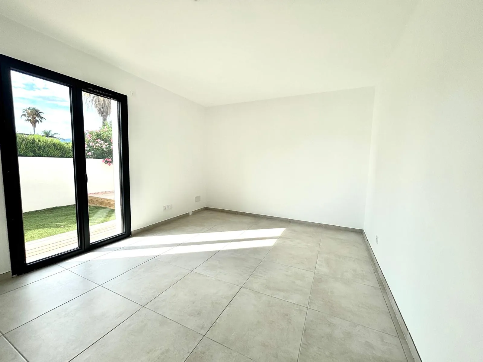 Villa neuve de plain-pied avec jardin et garage à Cabestany