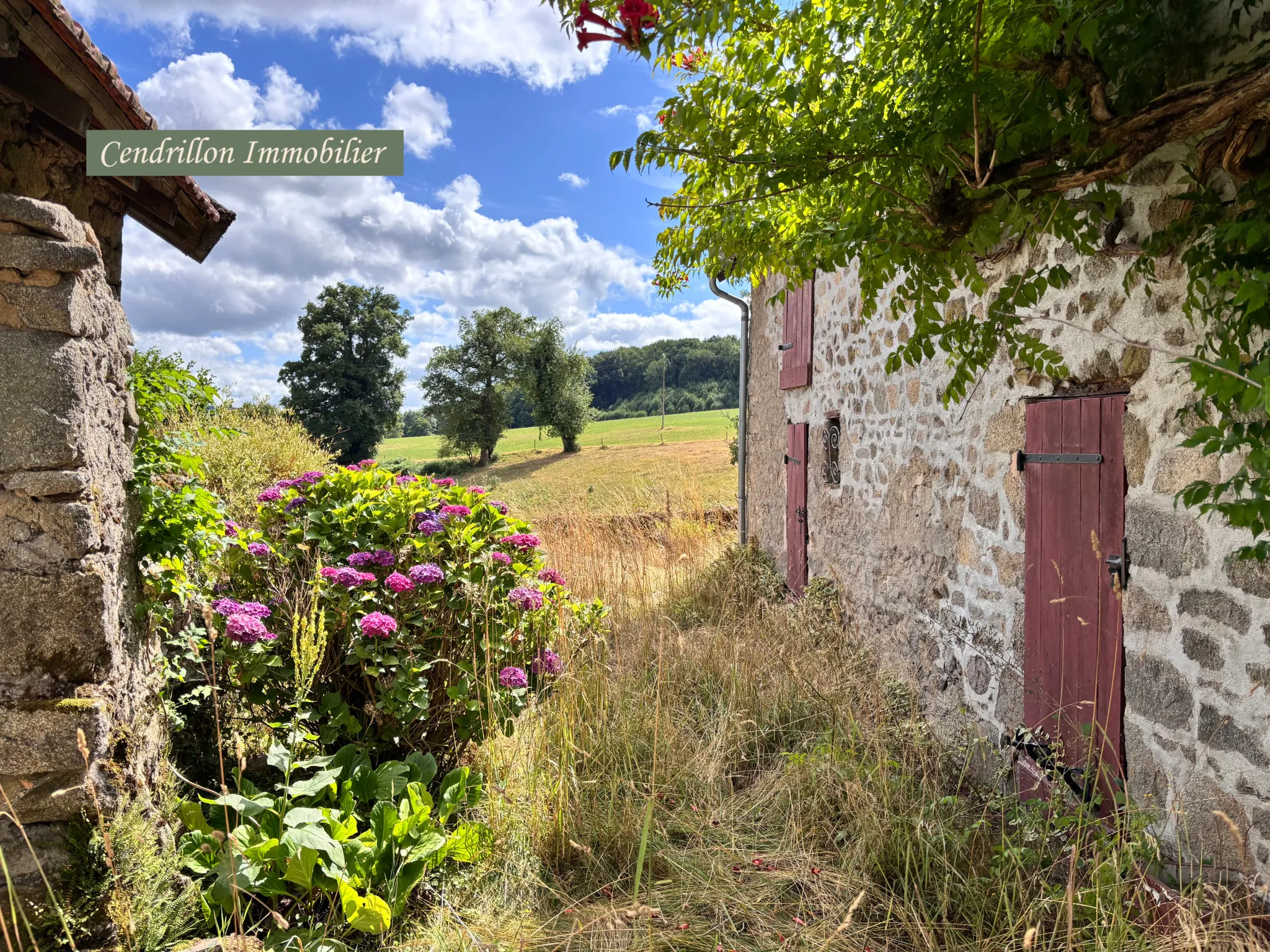 Maison en pierres à rénover avec jardin, grange et cave à St Dizier Leyrenne 