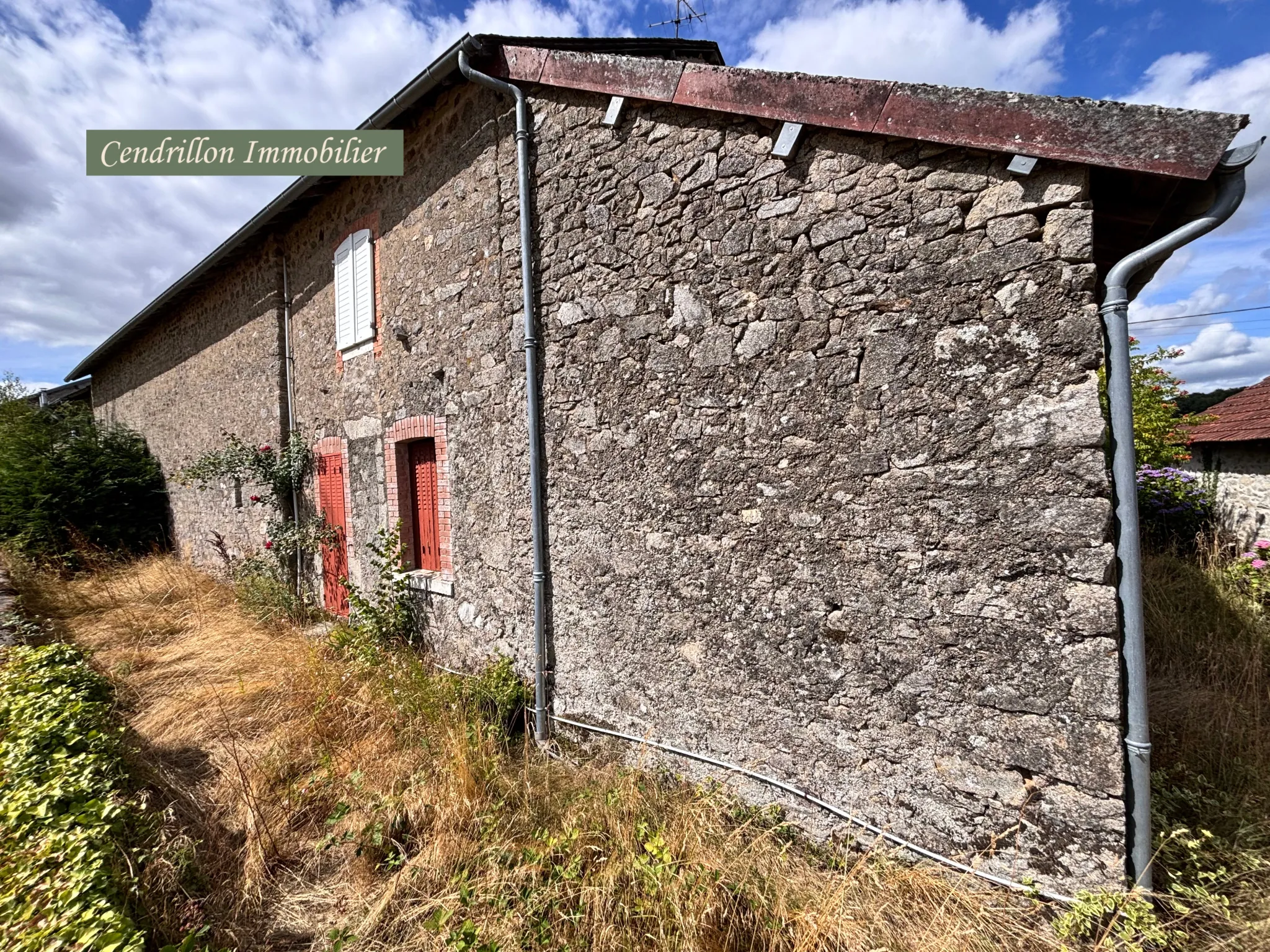 Maison en pierres à rénover avec jardin, grange et cave à St Dizier Leyrenne 