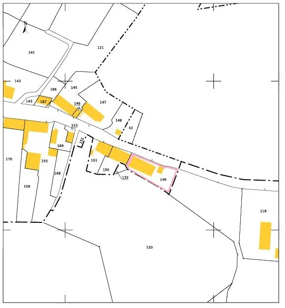Maison en pierres à rénover avec jardin, grange et cave à St Dizier Leyrenne 