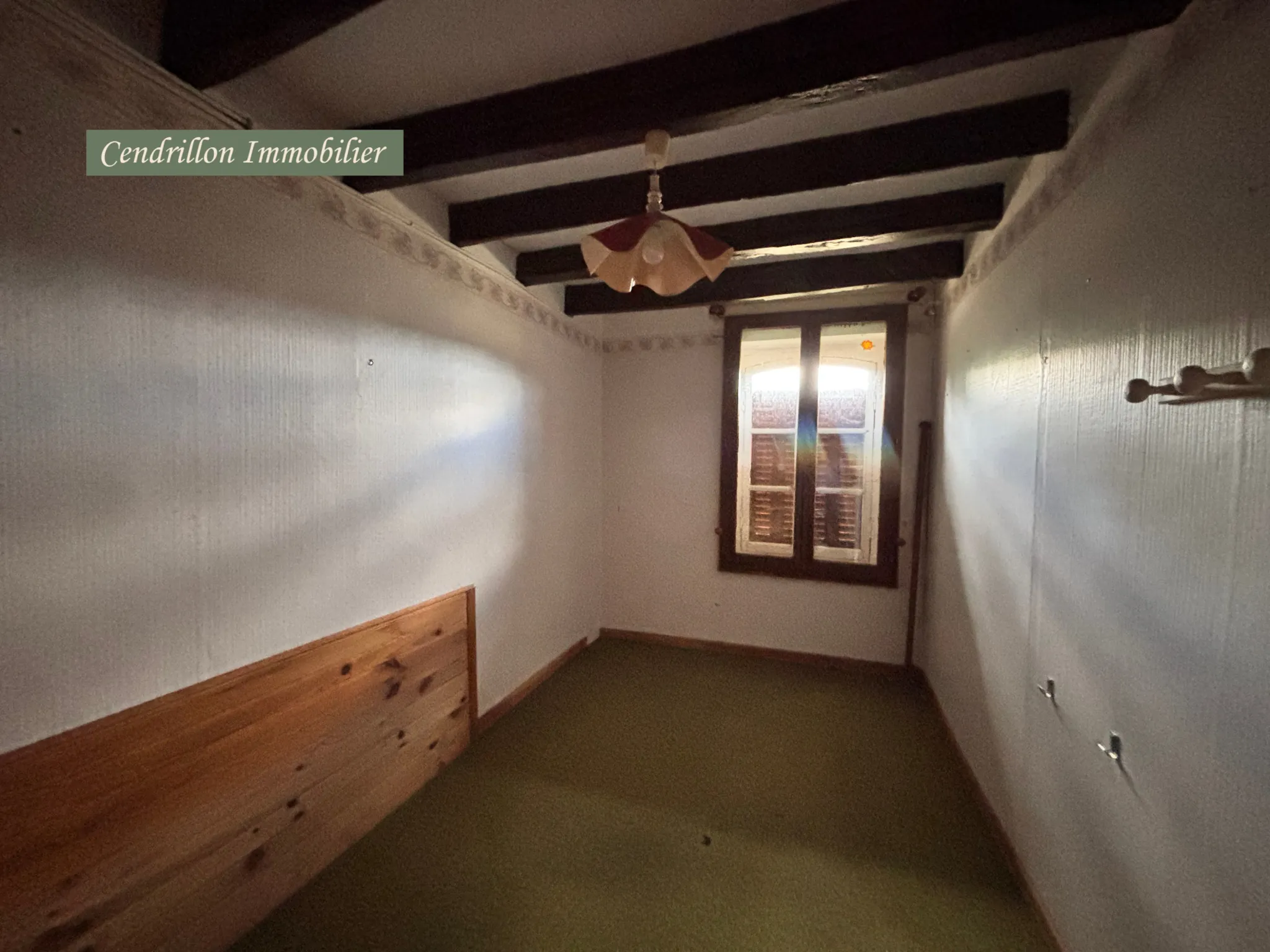 Maison en pierres à rénover avec jardin, grange et cave à St Dizier Leyrenne 