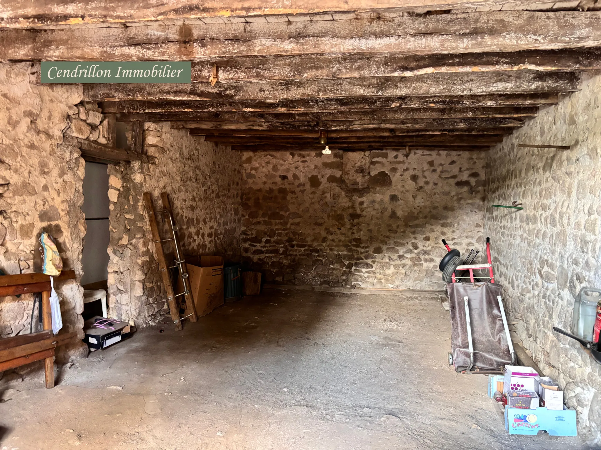 Maison en pierres à rénover avec jardin, grange et cave à St Dizier Leyrenne 