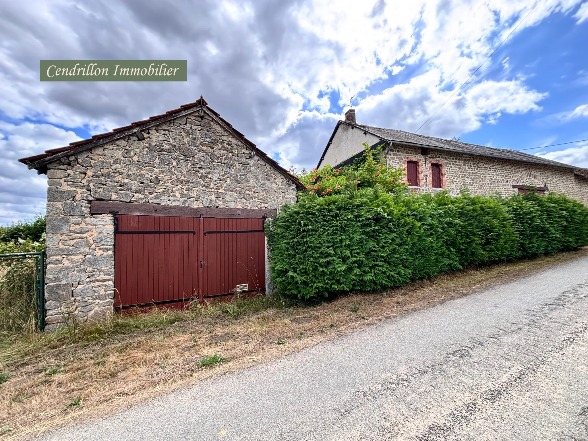Maison en pierres à rénover avec jardin, grange et cave à St Dizier Leyrenne 