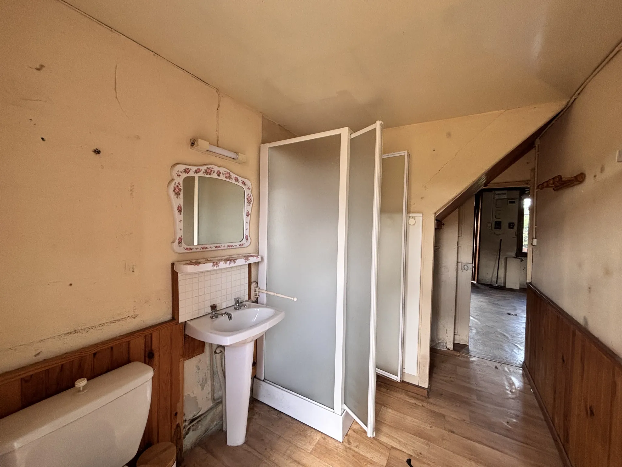 Maison en pierres à rénover avec jardin, grange et cave à St Dizier Leyrenne 